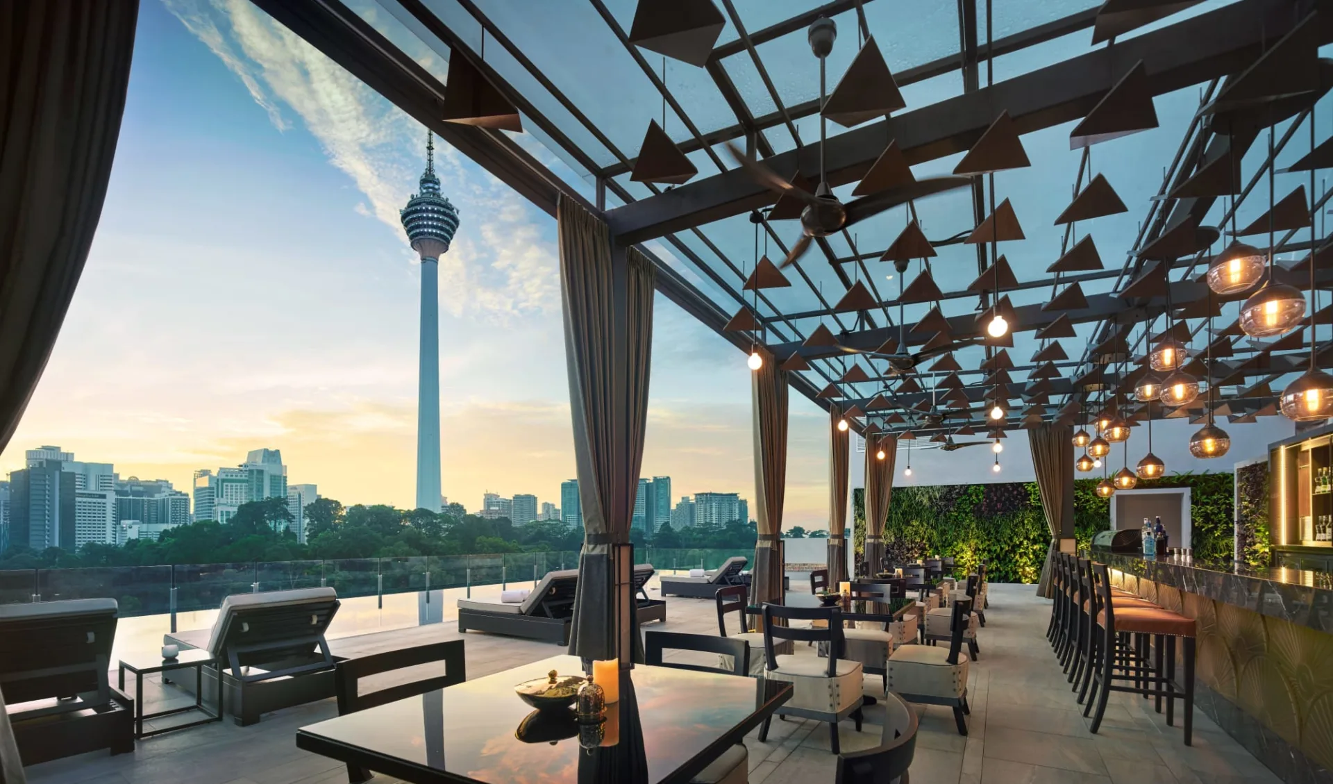 Hotel Stripes Kuala Lumpur: Man Tao - Rooftop Pool Bar Hotel Stripes Kuala Lumpur: Man Tao - Rooftop Pool Bar