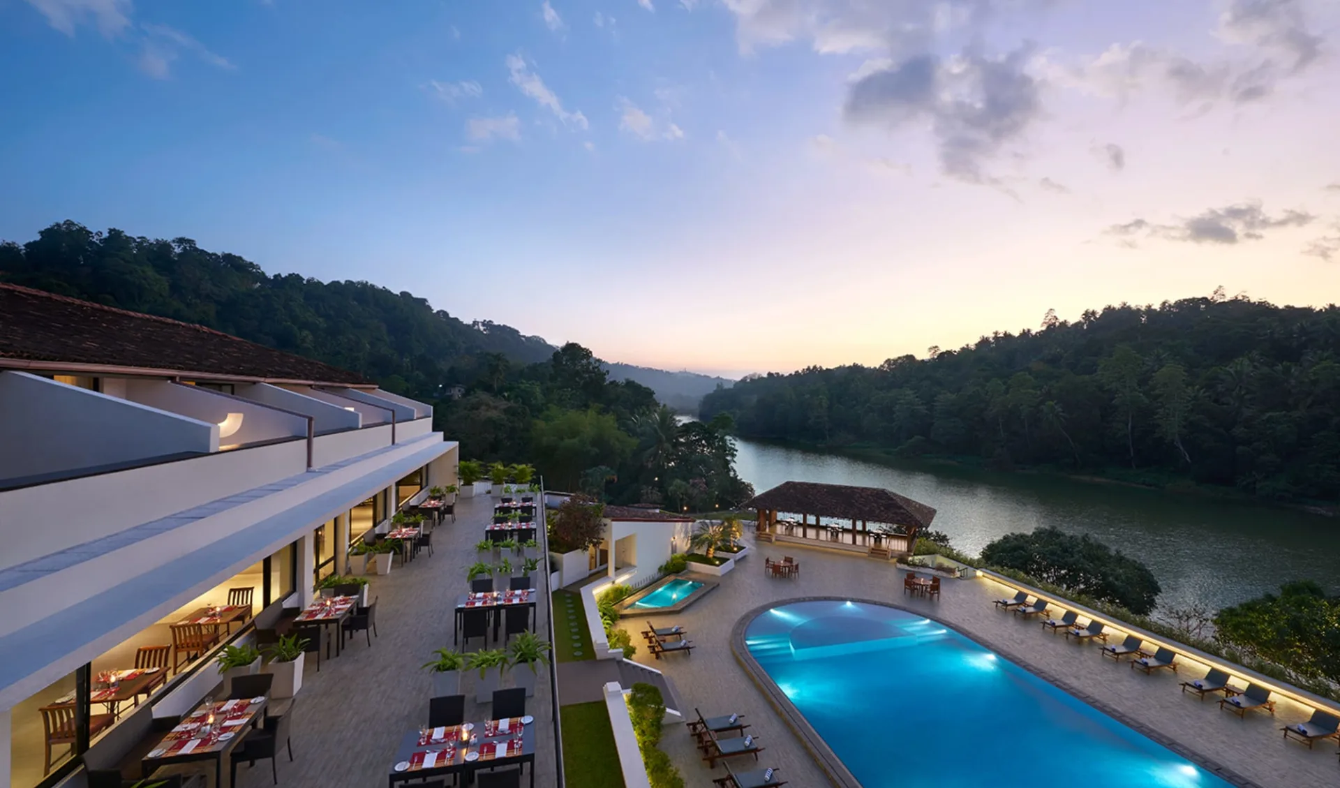 Cinnamon Citadel in Kandy: Terrace Dinning Cinnamon Citadel in Kandy: Terrace Dinning