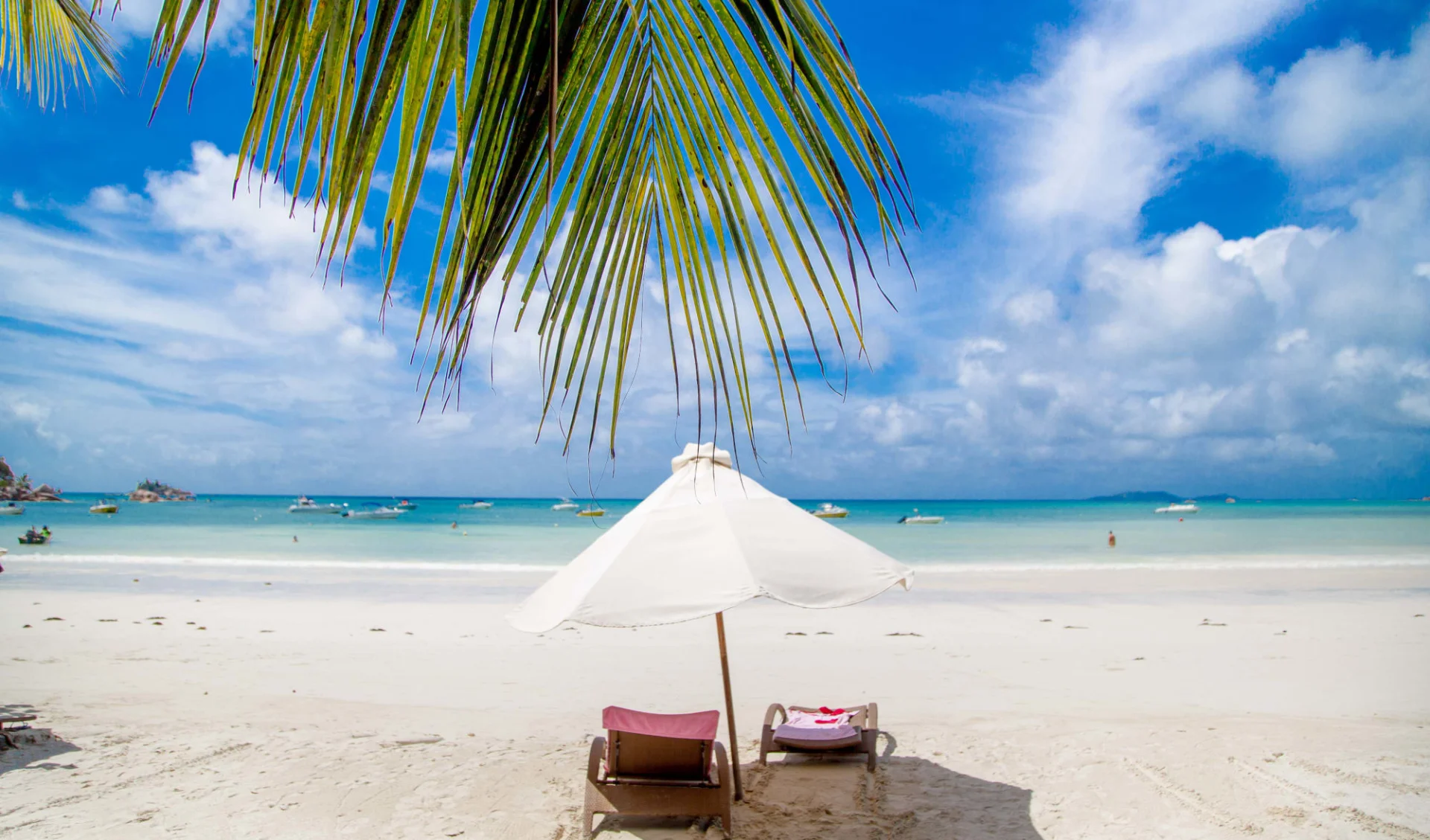 Village du Pêcheur in Praslin: beach: Village du Pêcheur in Praslin: beach: