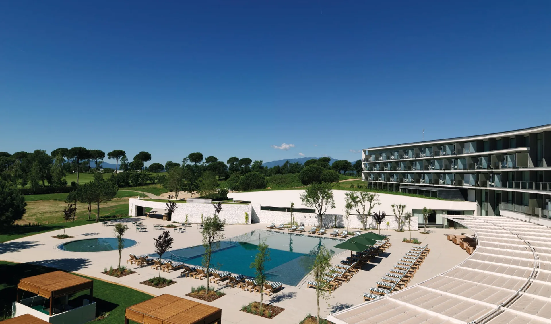 PGA Catalunya Resort - Hotel Camiral in Costa Brava: PGA Catalunya Resort - Hotel Camiral - Blick auf gesamte Poolanlage und Umgebung PGA Catalunya Resort - Hotel Camiral in Costa Brava: PGA Catalunya Resort - Hotel Camiral - Blick auf gesamte Poolanlage und Umgebung