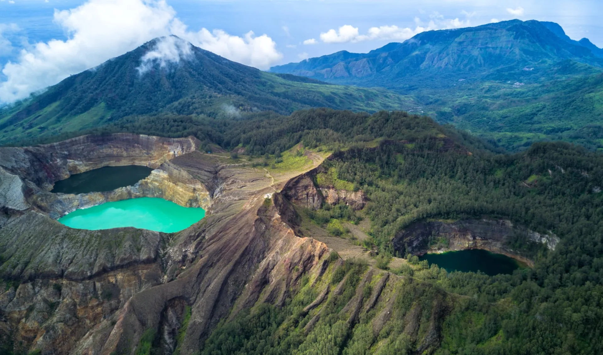 Flores - Traditionen, Riten und Vulkane ab Ende: Flores Mount Kelimutu Flores - Traditionen, Riten und Vulkane ab Ende: Flores Mount Kelimutu
