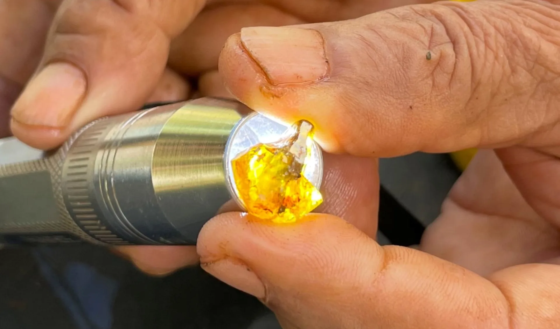 Juwel Chanthaburi ab Bangkok: Gems stone testing Juwel Chanthaburi ab Bangkok: Gems stone testing