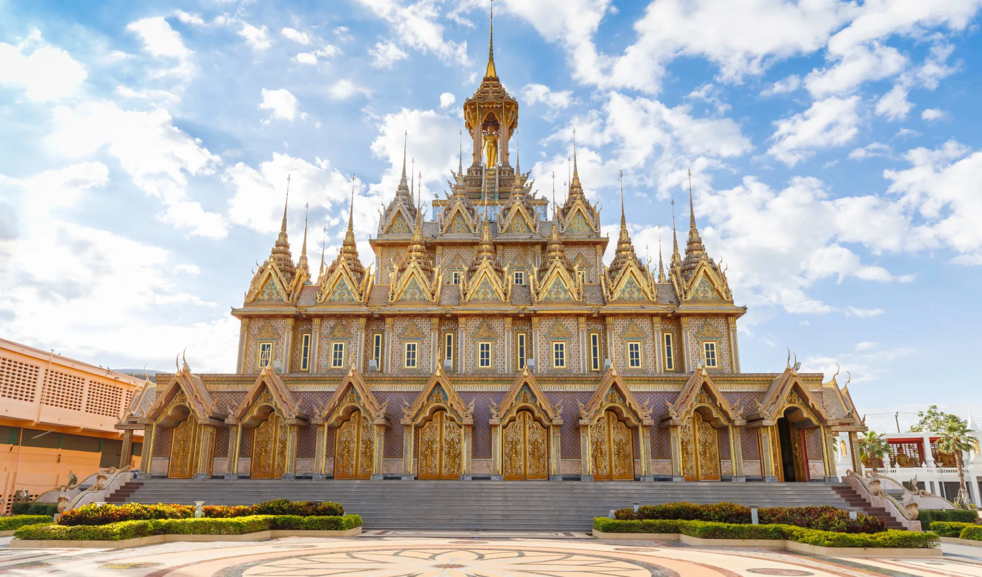 The Blue Jasmine – Heritage Zug ab Bangkok: Golden Temple (Wat Tha Sung) The Blue Jasmine – Heritage Zug ab Bangkok: Golden Temple (Wat Tha Sung)