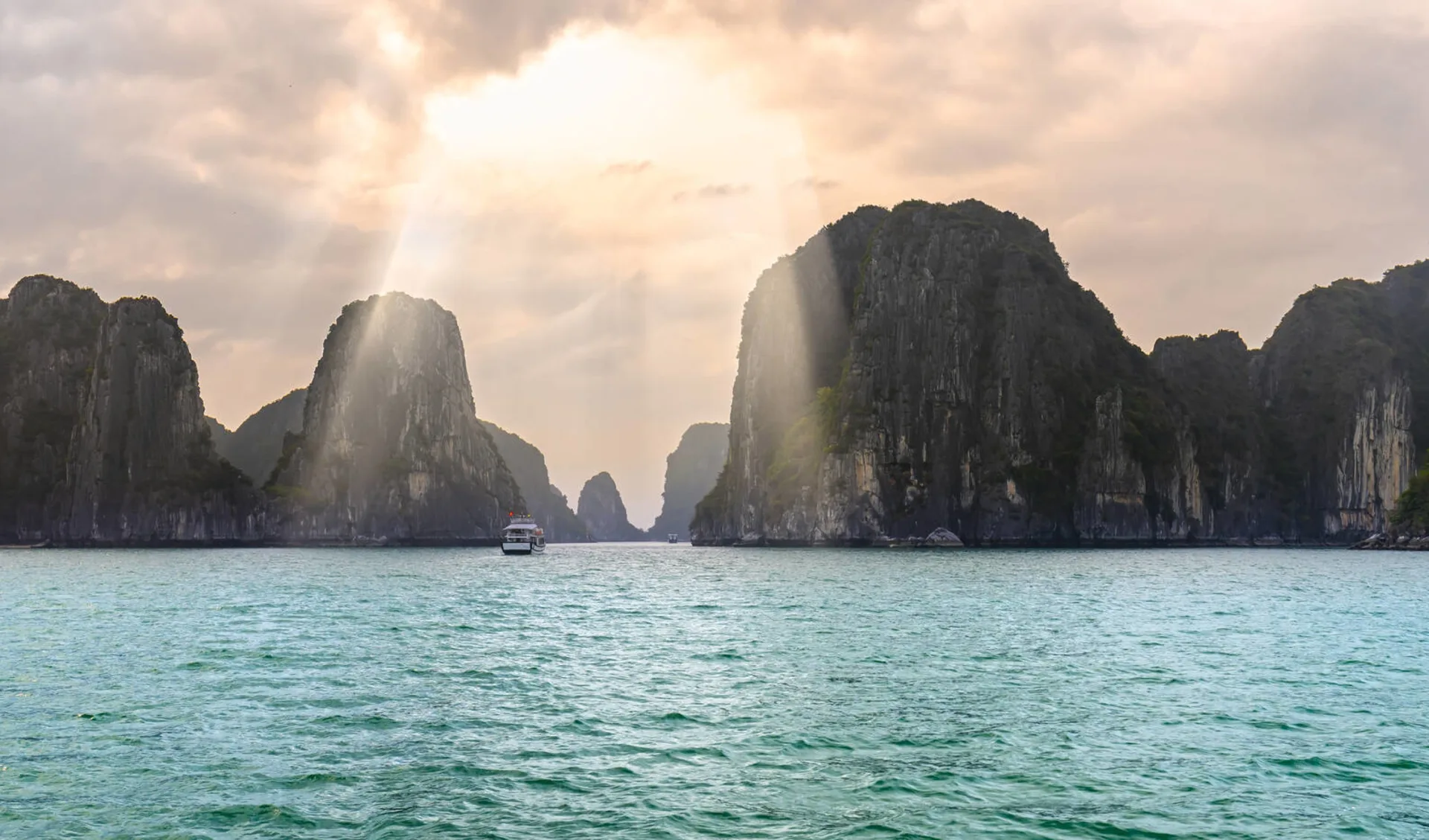 Glanzlichter Vietnams - von Hanoi nach Saigon: Halong Bay Glanzlichter Vietnams - von Hanoi nach Saigon: Halong Bay