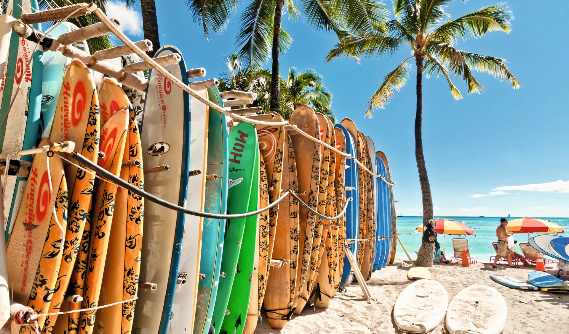 Hawaii Island Hopping ab Honolulu: Hawaii - Waikiki Beach - Surfbretter Hawaii Island Hopping ab Honolulu: Hawaii - Waikiki Beach - Surfbretter