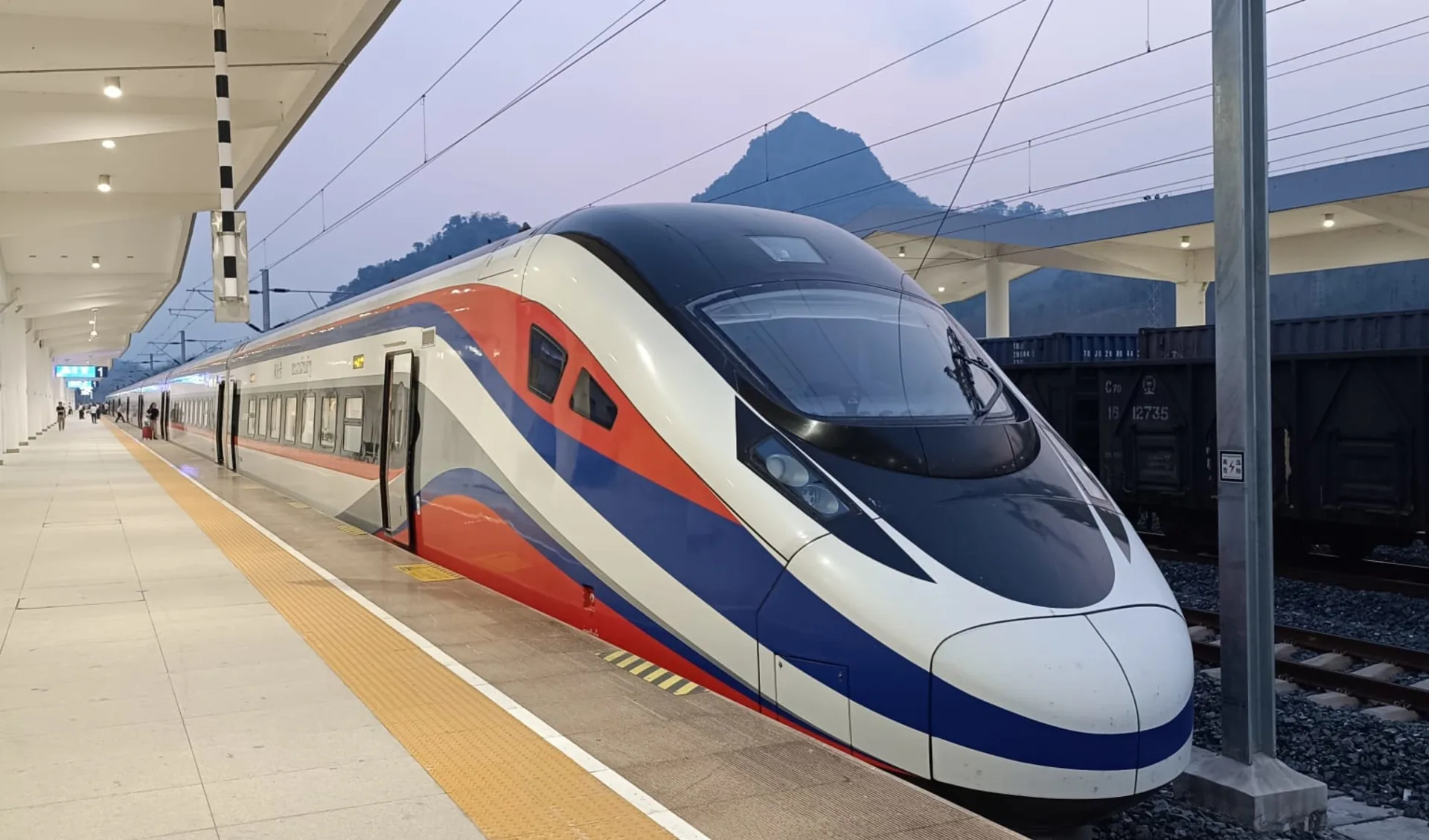 Laos Kompakt von Vientiane nach Luang Prabang: High speed train from Luang Prabang to Vientiane Laos Kompakt von Vientiane nach Luang Prabang: High speed train from Luang Prabang to Vientiane
