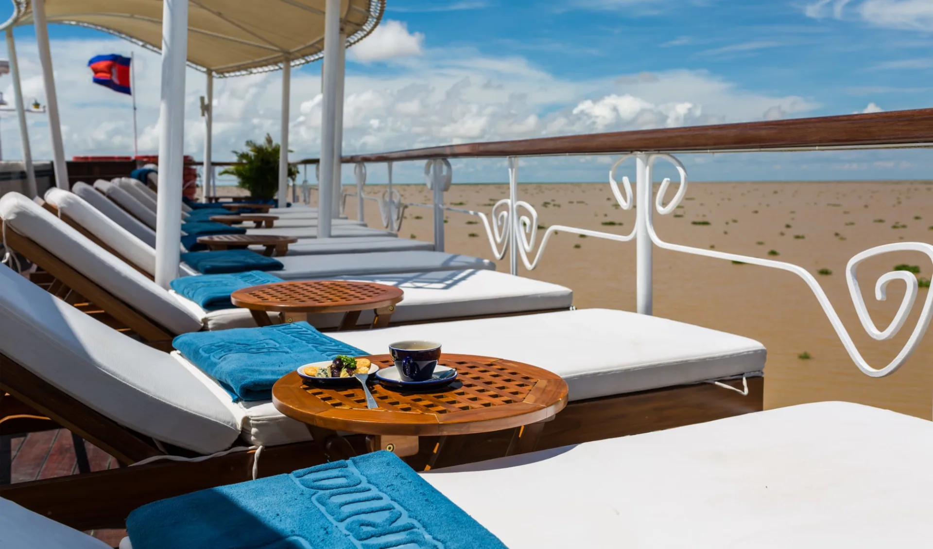 Flusskreuzfahrt nach Angkor ab Saigon: Jayavarman Pool Deck Flusskreuzfahrt nach Angkor ab Saigon: Jayavarman Pool Deck