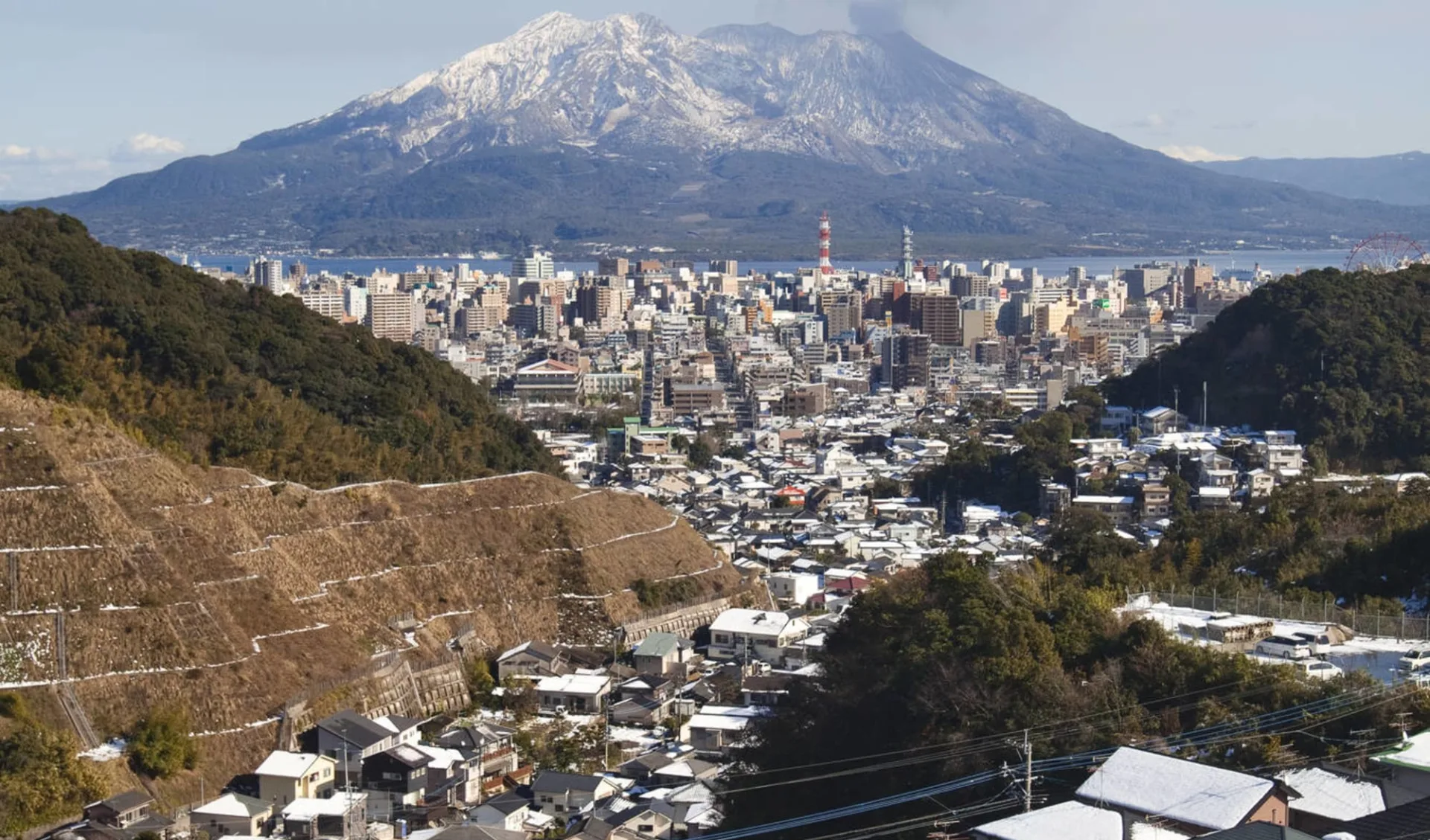 Gruppenreise «Im Reich der Sonnengöttin» ab Kyoto: Kagoshima with Sakura-jima in the background Gruppenreise «Im Reich der Sonnengöttin» ab Kyoto: Kagoshima with Sakura-jima in the background