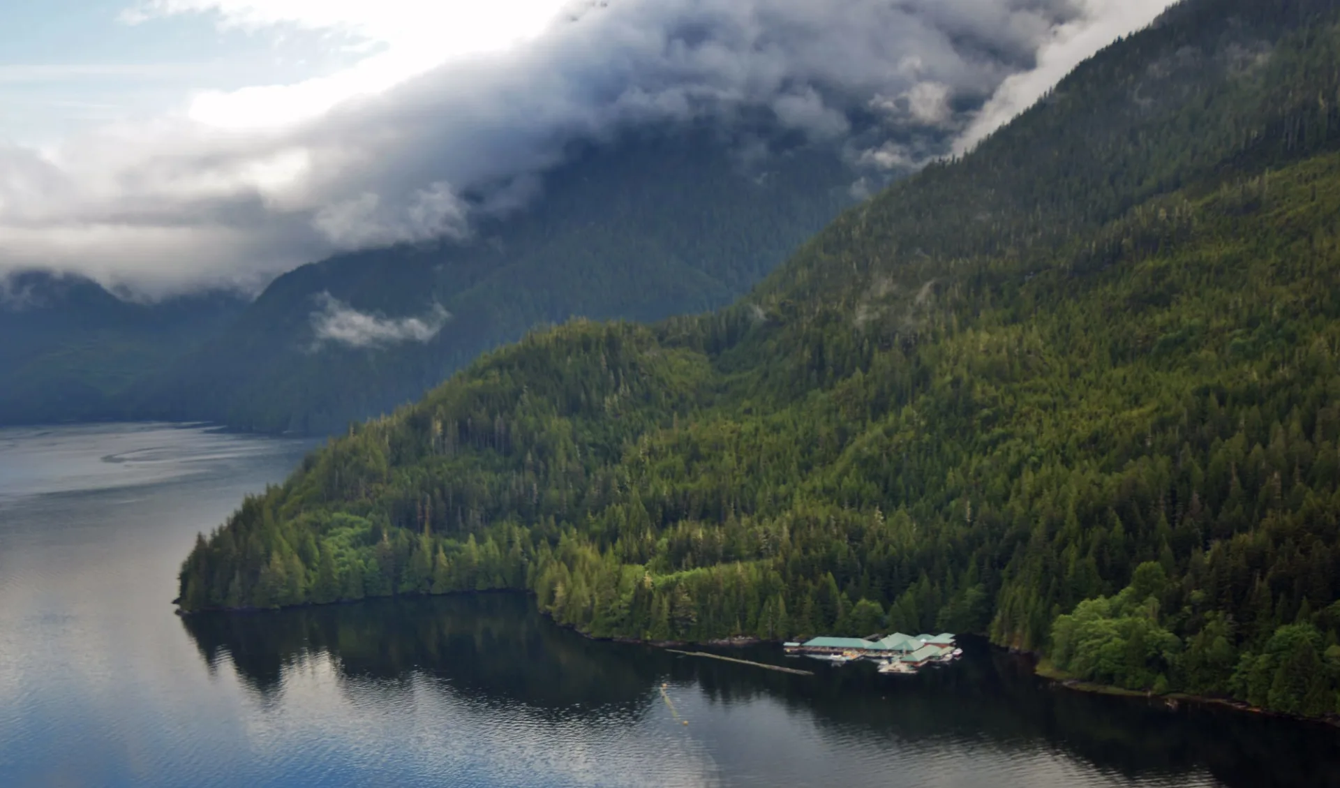 Bärenbeobachtung Knight Inlet Lodge 4 Tage ab Campbell River: Knight Inlet Lodge Bärenbeobachtung Knight Inlet Lodge 4 Tage ab Campbell River: Knight Inlet Lodge
