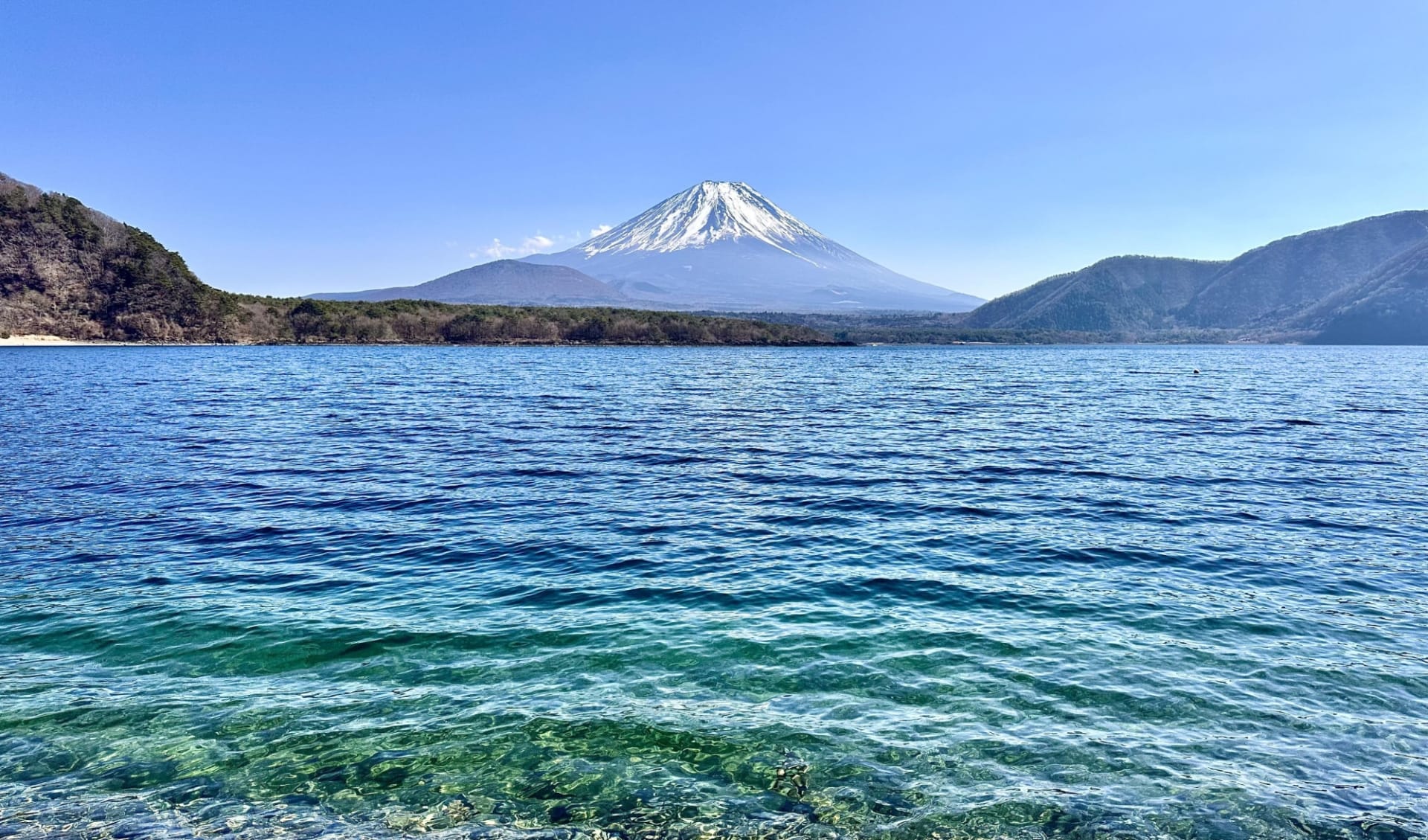 Höhepunkte Japans ab Tokio: Lake Motosu with view to Mt. Fuji Höhepunkte Japans ab Tokio: Lake Motosu with view to Mt. Fuji