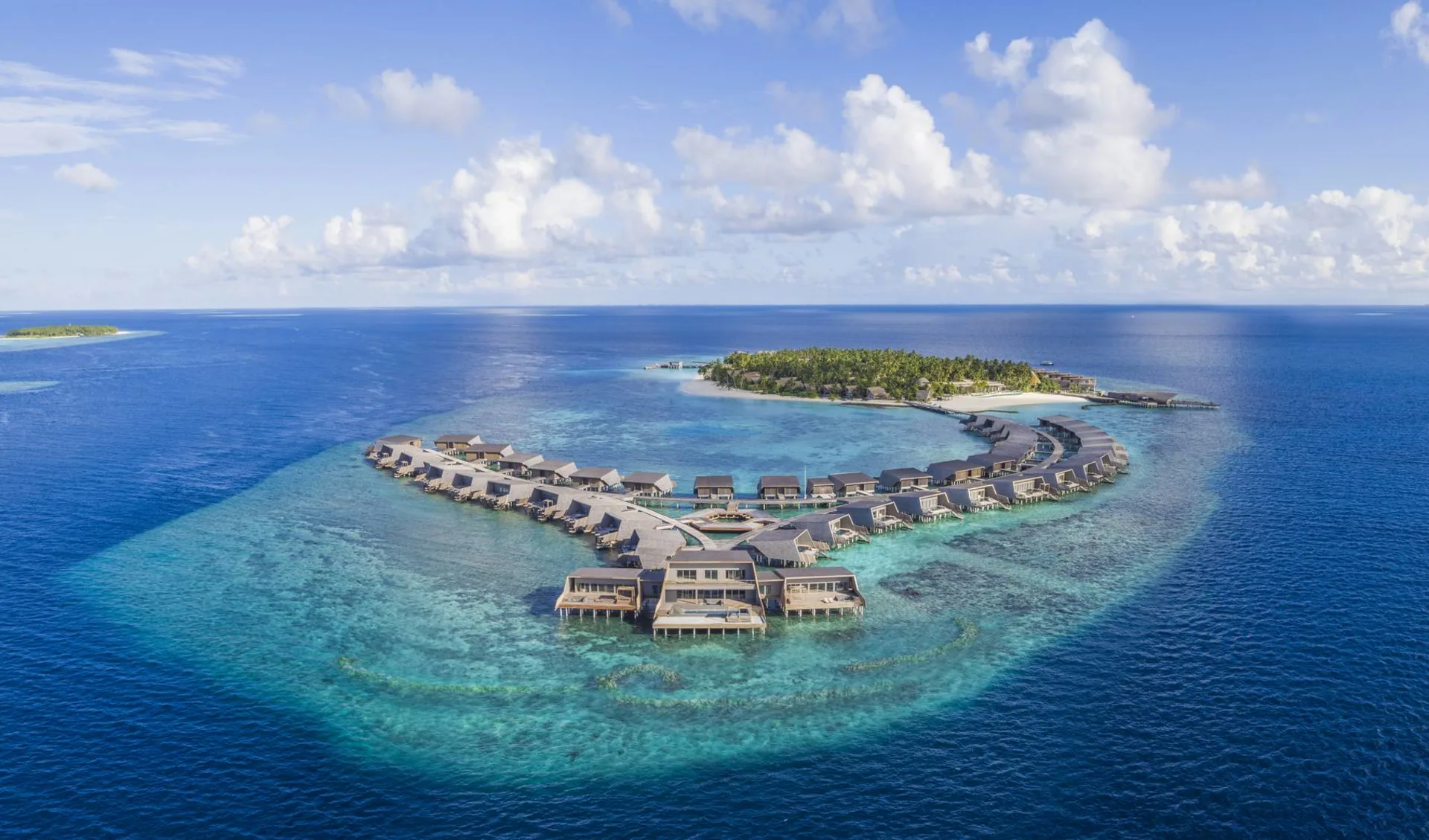 The St. Regis Maldives Vommuli Resort in Dhaalu-Atoll: exterior: The St. Regis Maldives Vommuli Resort in Dhaalu-Atoll: exterior: