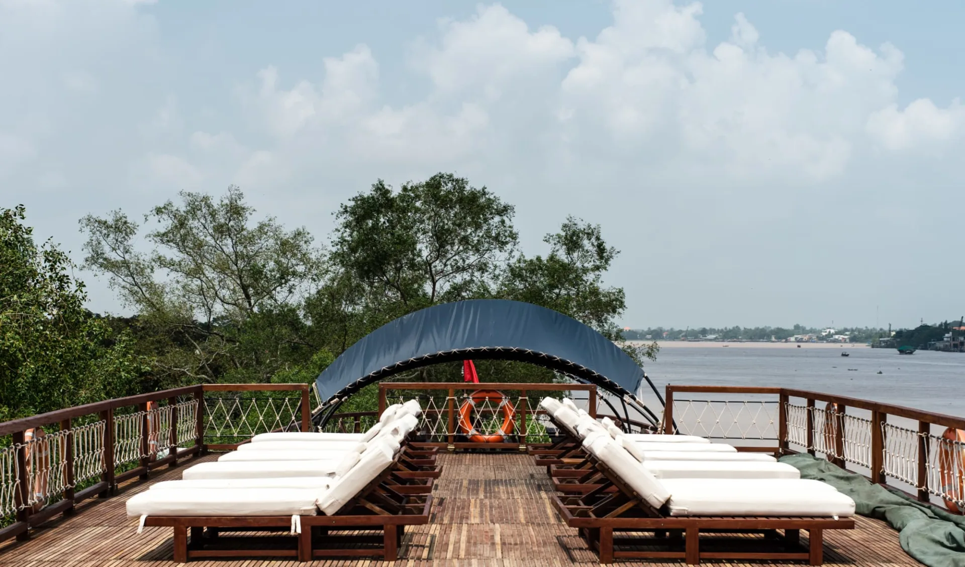 Mekong Delta Flusskreuzfahrten mit «Mekong Eyes» ab Saigon: ME rooftop 3 Mekong Delta Flusskreuzfahrten mit «Mekong Eyes» ab Saigon: ME rooftop 3