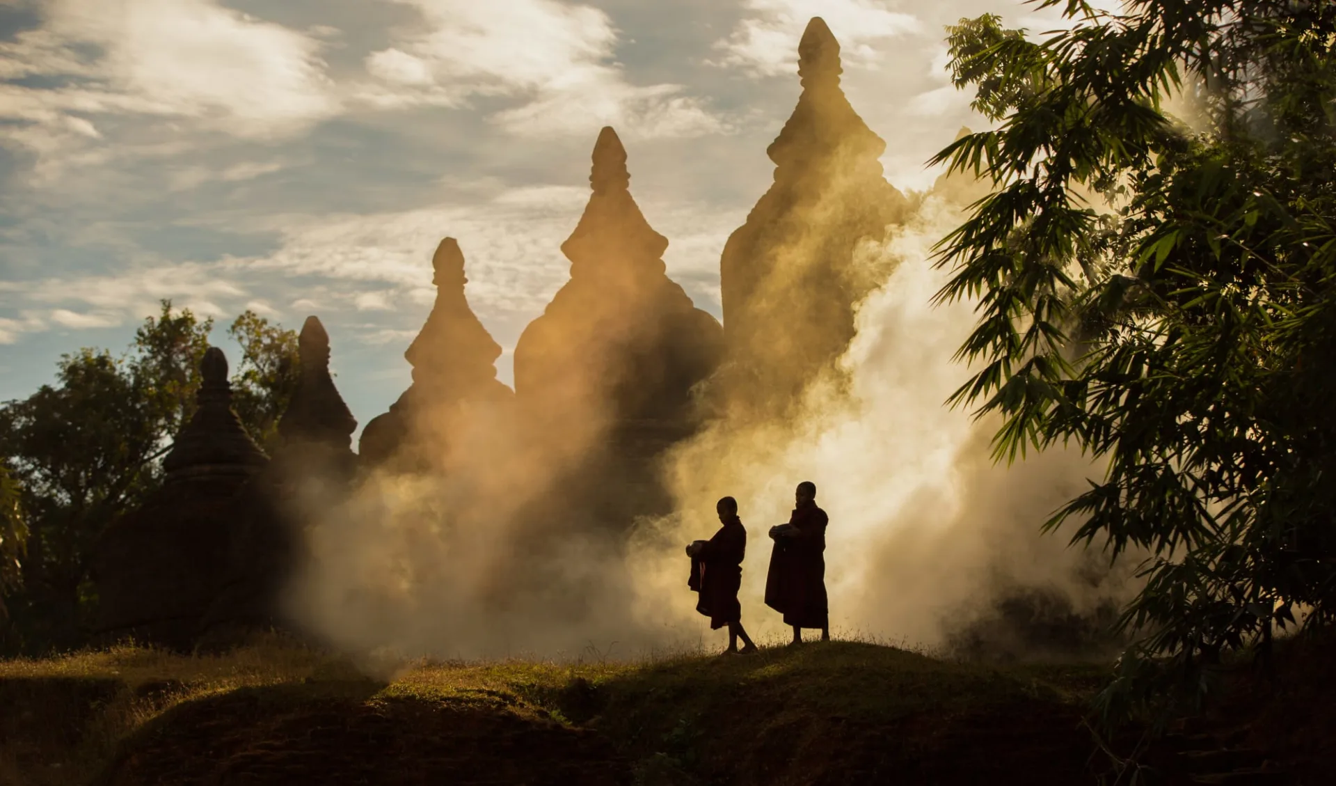 Myanmar - Land der Tempel und Pagoden ab Mandalay: Monks in front of Pagodas