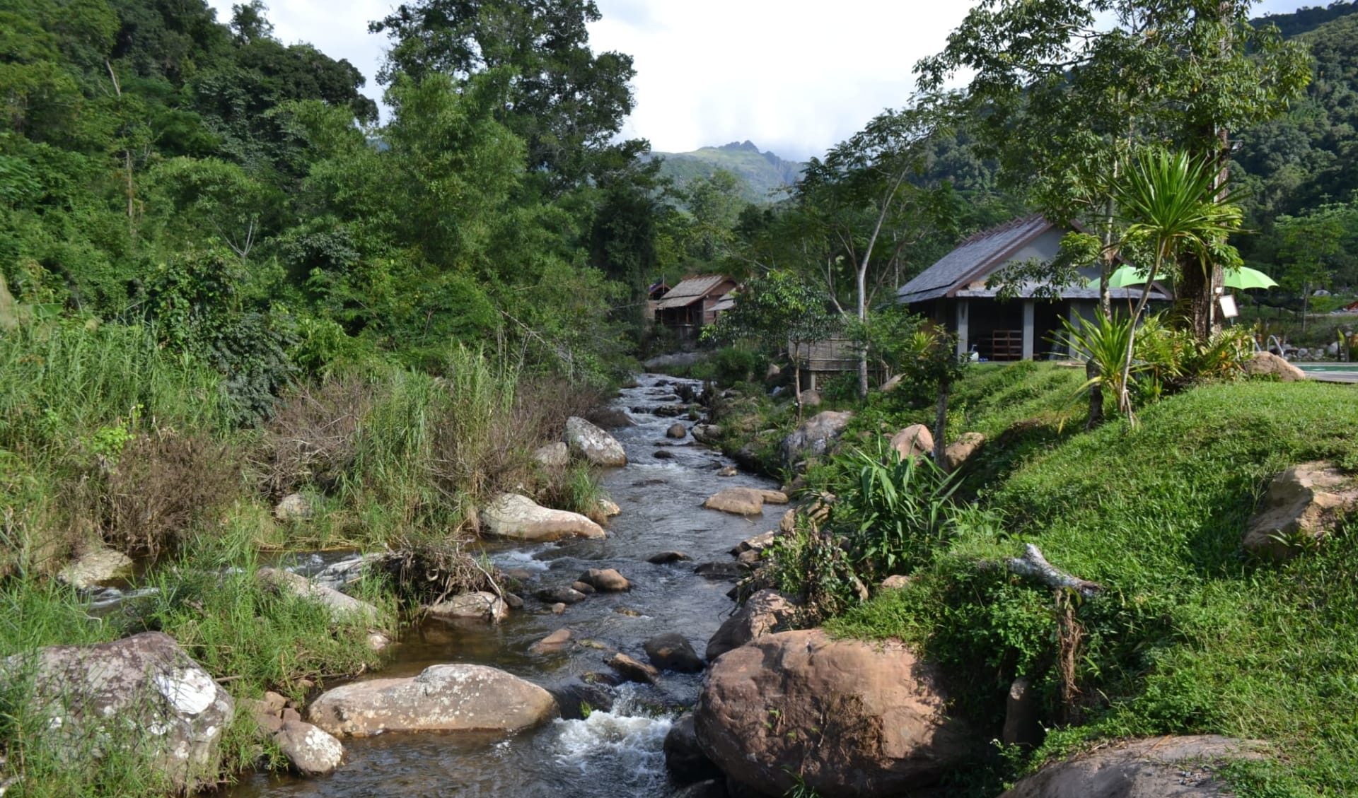 Laos - Yunnan: Auf Schienen durch zwei Welten ab Luang Prabang: Nam Kat Yorla Pa Resort by a stream Laos - Yunnan: Auf Schienen durch zwei Welten ab Luang Prabang: Nam Kat Yorla Pa Resort by a stream