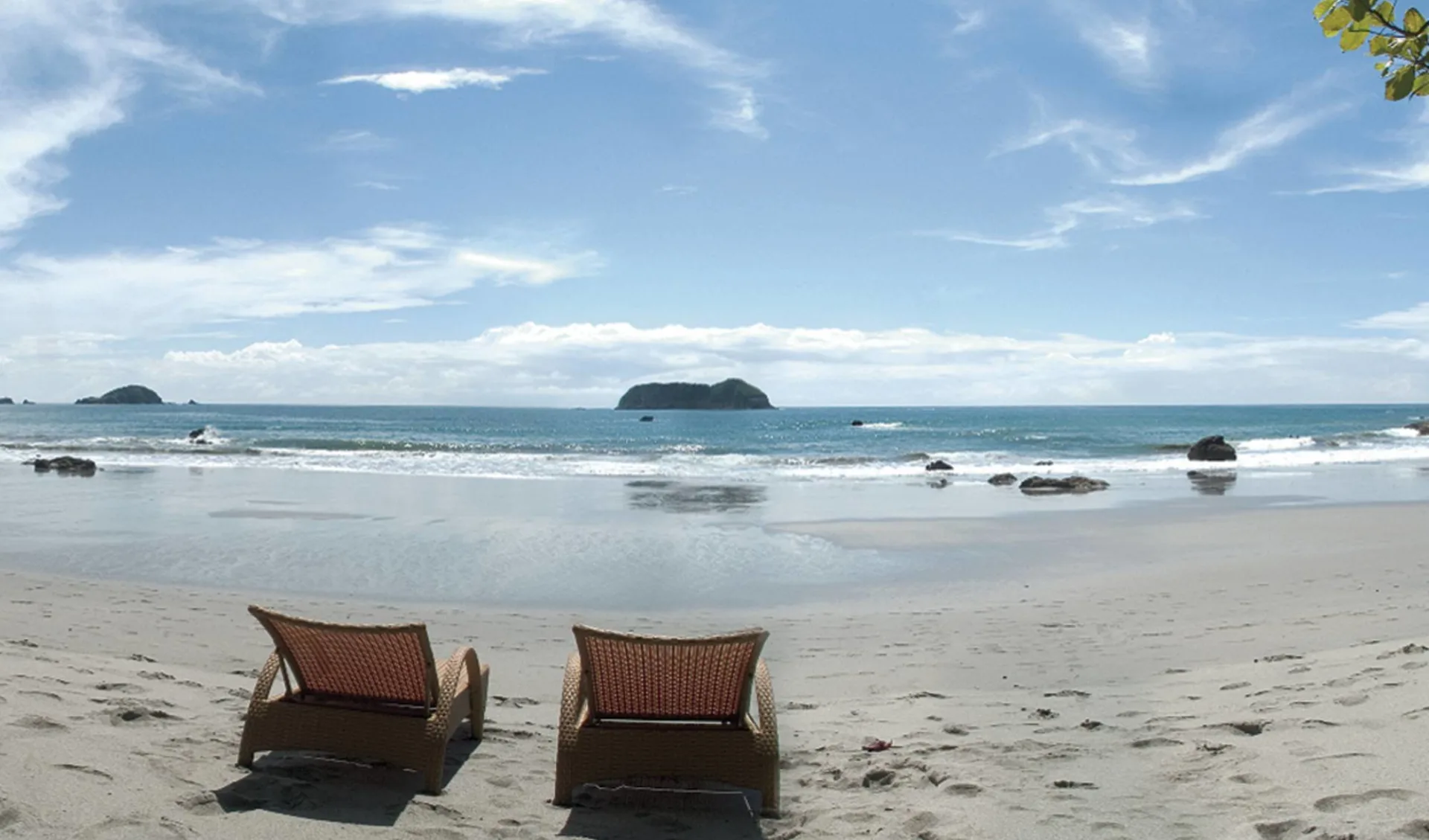 Arenas Del Mar Beachfront & Rainforest Resort in Manuel Antonio: natur arenas del mar strand liegestühle