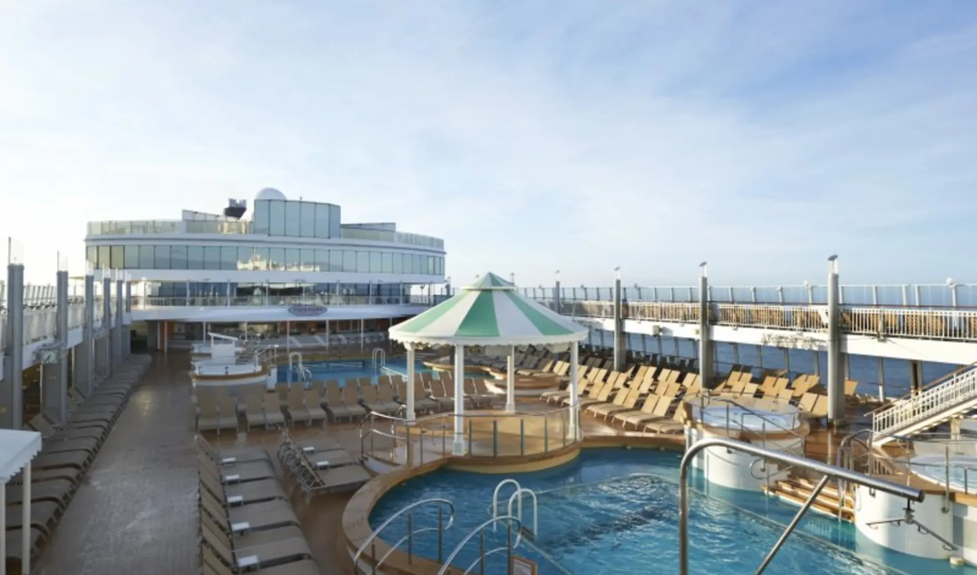 Faszination zwischen Tradition und Moderne ab Seoul: ncl_Jade_PoolDeck_0049 Faszination zwischen Tradition und Moderne ab Seoul: ncl_Jade_PoolDeck_0049