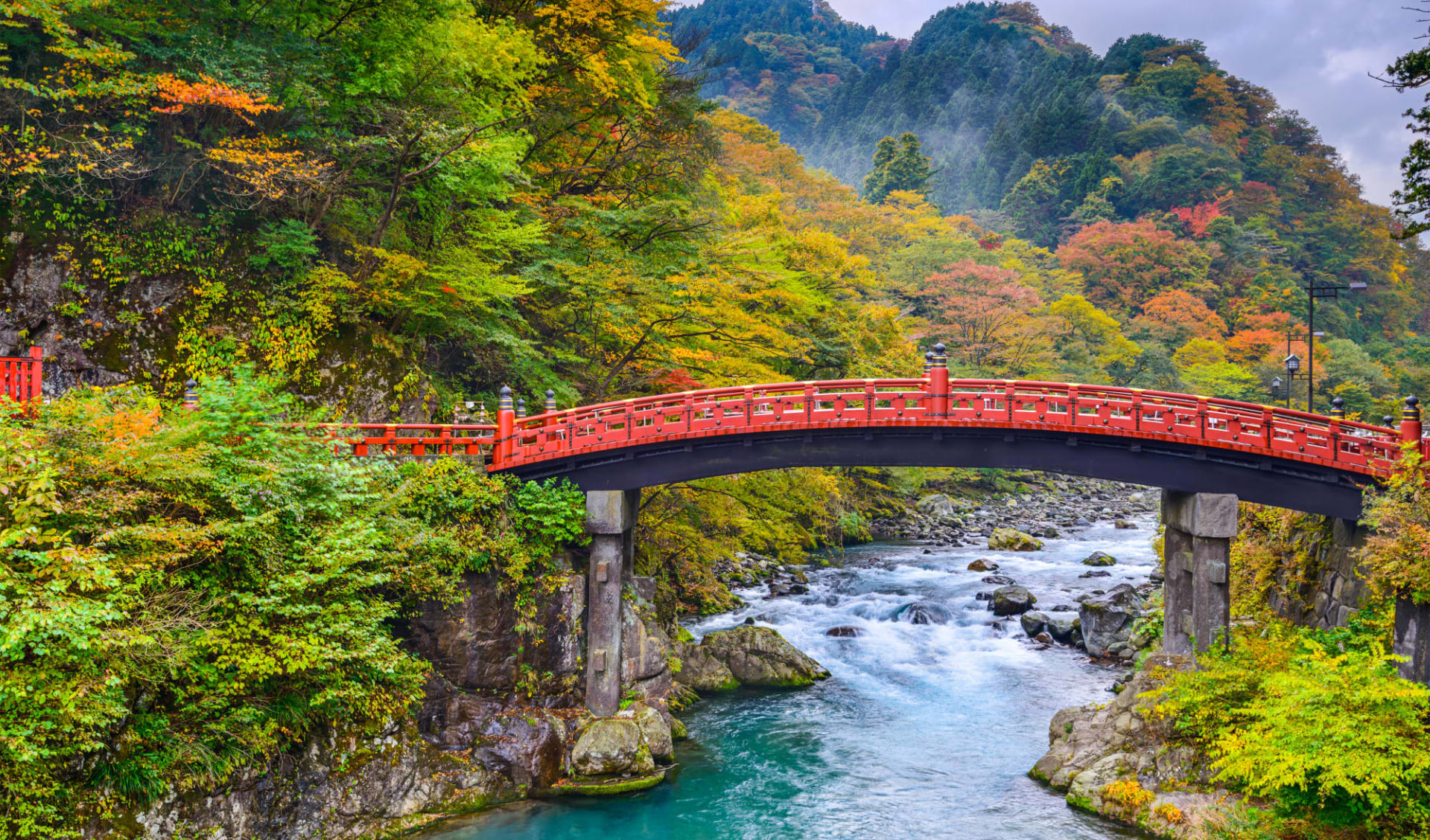 Gruppenreise «Im Reich der Sonnengöttin» ab Kyoto: Nikko at the Shinkyo Bridge over the Daiwa River Gruppenreise «Im Reich der Sonnengöttin» ab Kyoto: Nikko at the Shinkyo Bridge over the Daiwa River