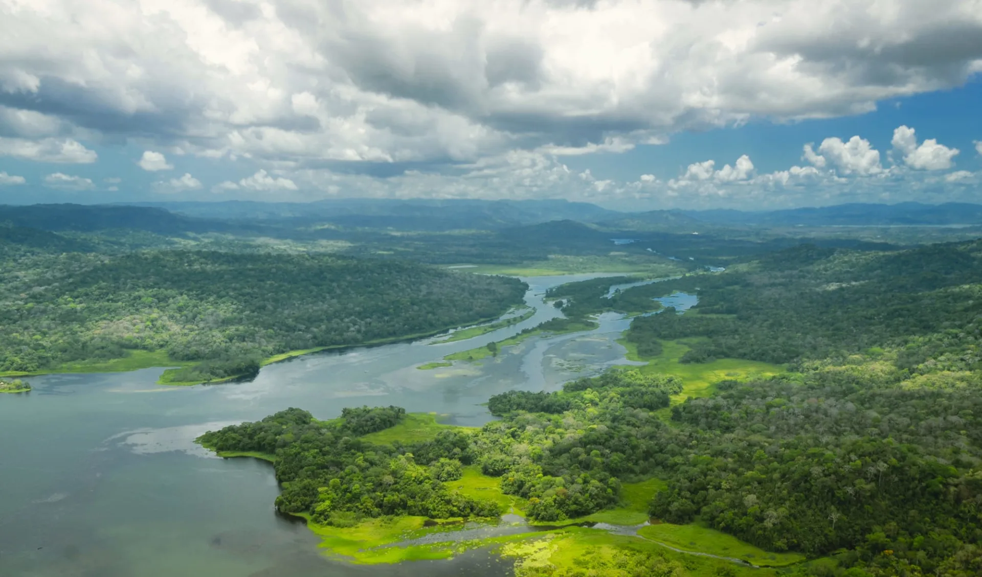 Vom Kanal zur Karibik ab Panama City: Panama - Panama Kanal - Vogelperspektive Vom Kanal zur Karibik ab Panama City: Panama - Panama Kanal - Vogelperspektive