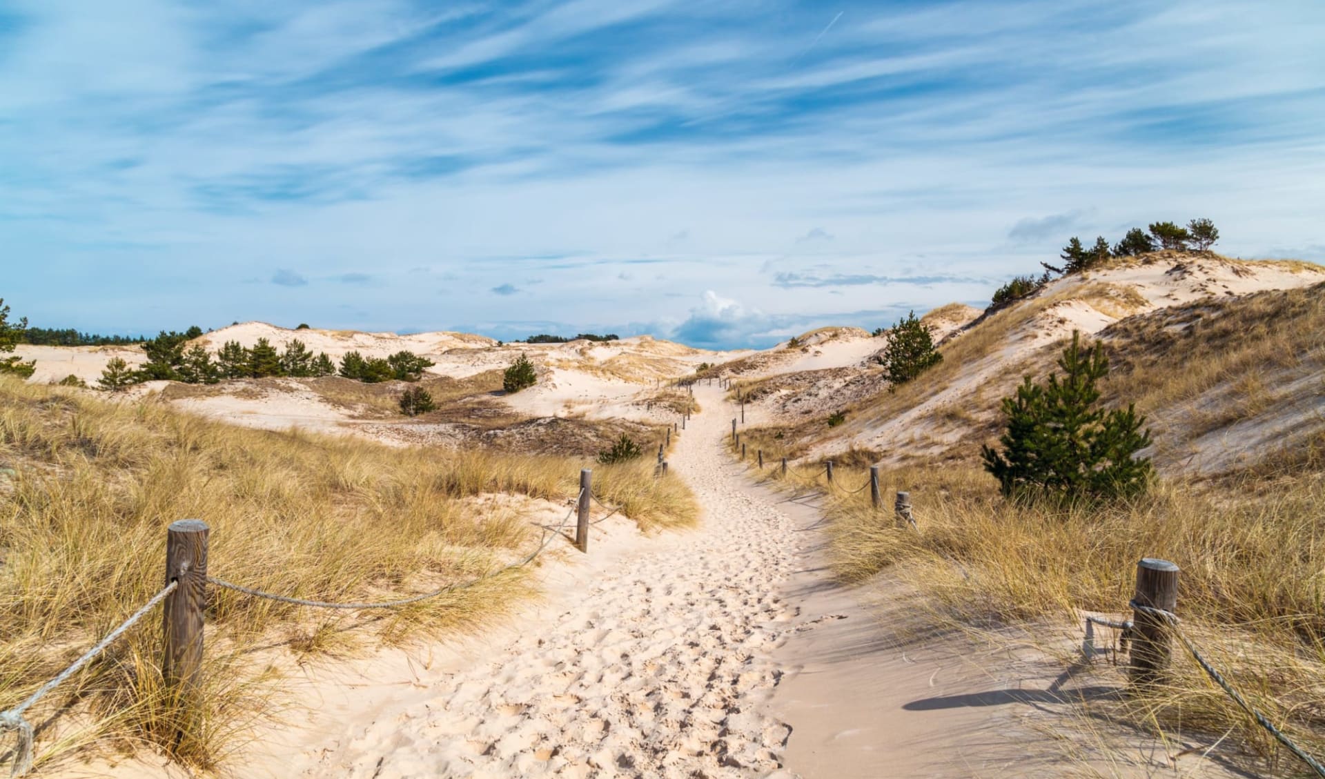 Entlang der polnischen Ostseeküste ab Warschau: Polen_Leba_shutterstock_1256499469_bchyla