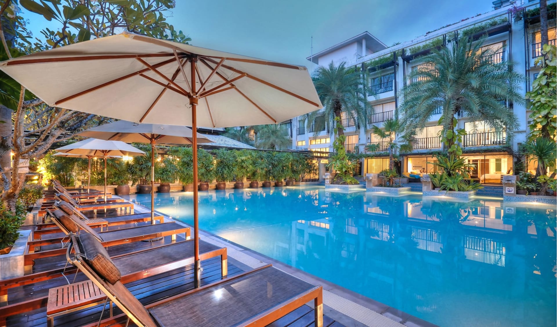 Burasari in Phuket: Evening mood at the pool Burasari in Phuket: Evening mood at the pool