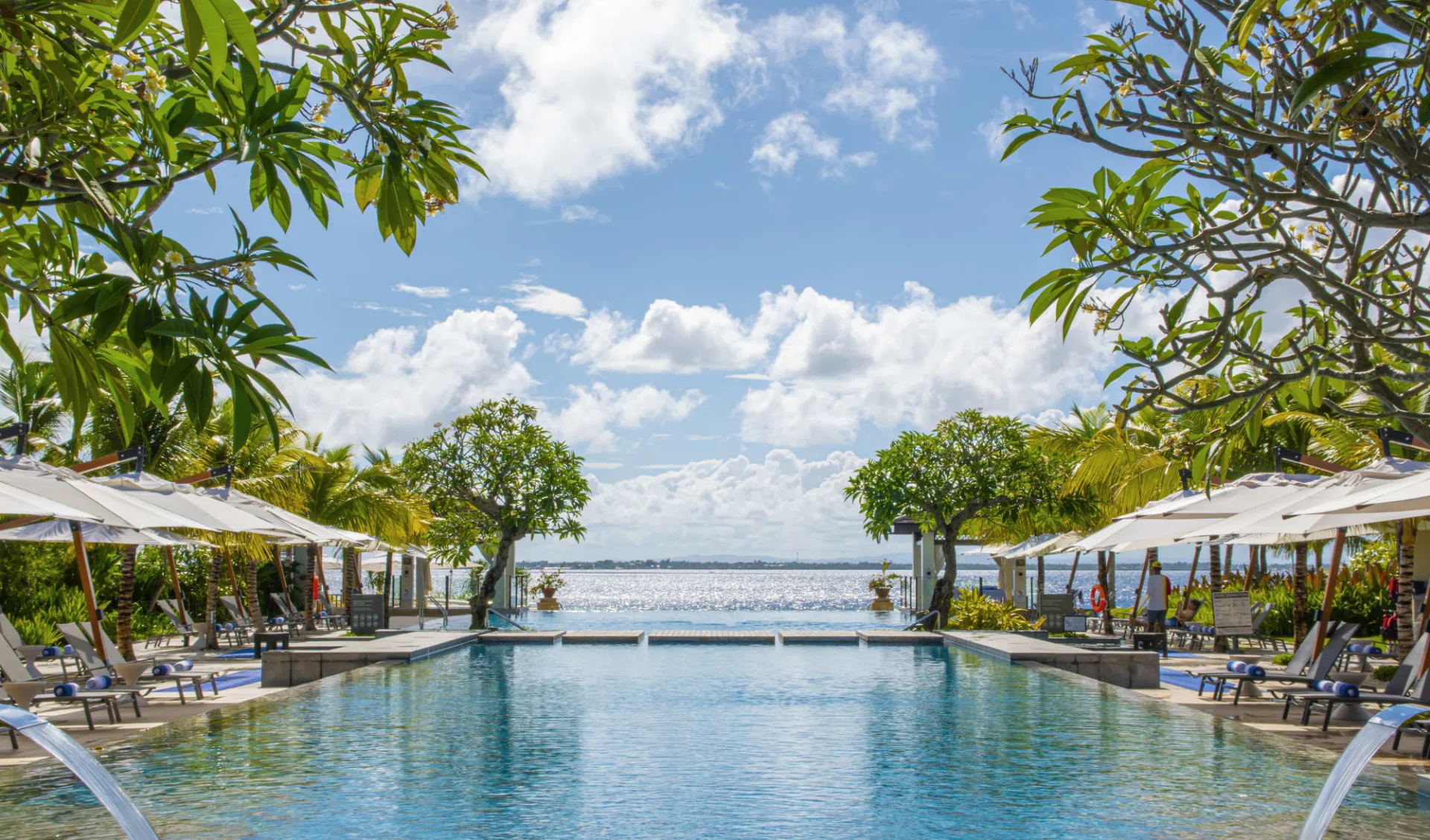 Crimson Resort & Spa Mactan in Cebu: Infinity Pool Crimson Resort & Spa Mactan in Cebu: Infinity Pool