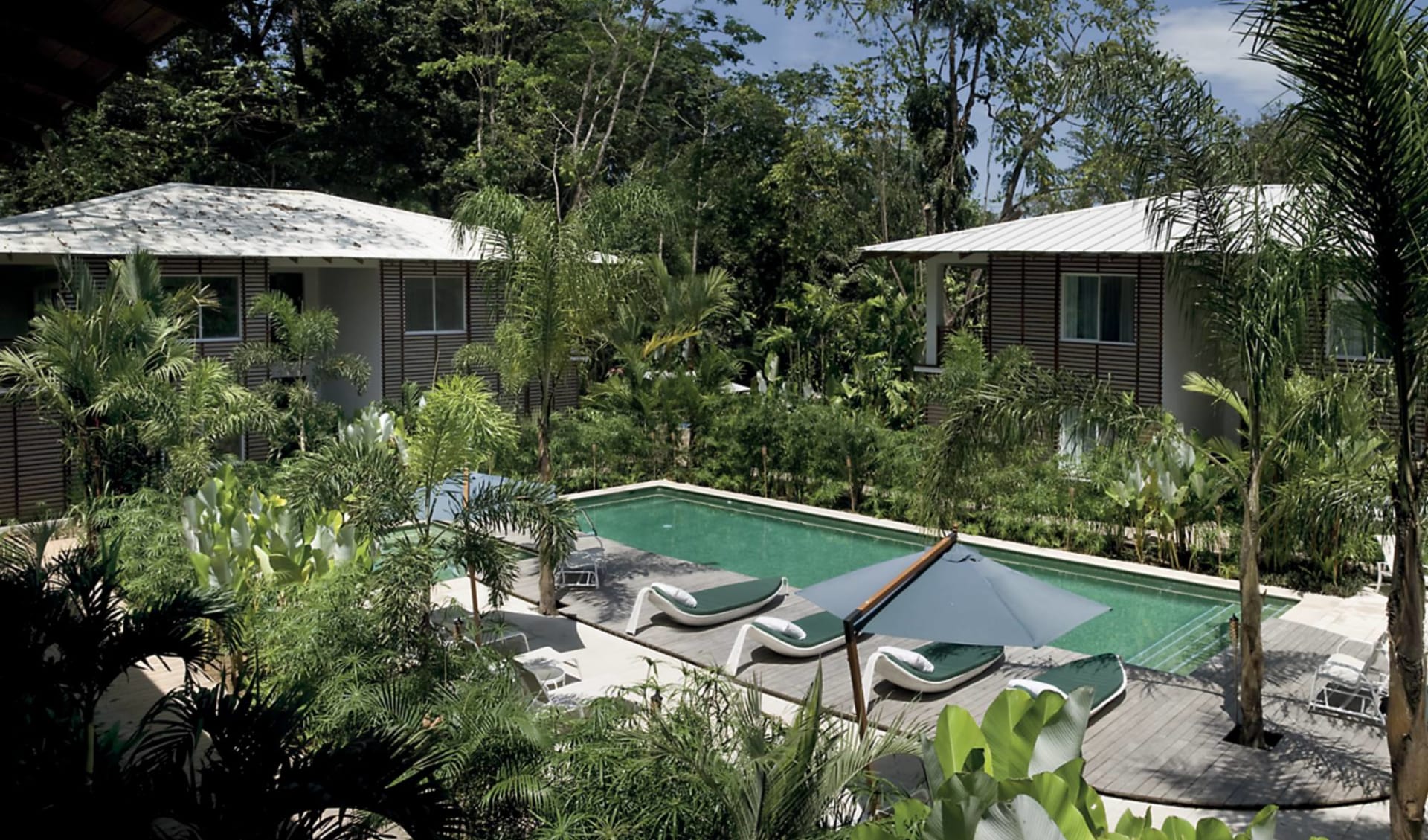 Le Caméléon Hotel in Puerto Viejo:  Le Caméléon - Pool-, Gartenanlage