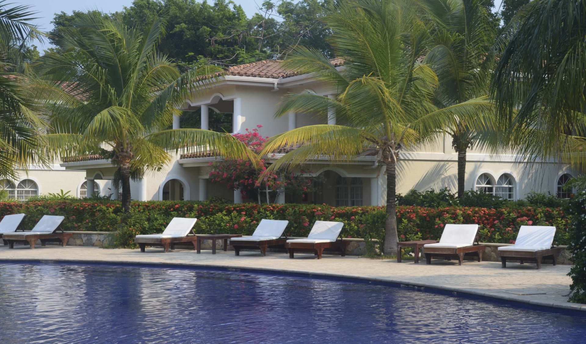 Mayan Princess Beach & Dive Resort in Roatan: pool mayan princess beach pool liegen Mayan Princess Beach & Dive Resort in Roatan: pool mayan princess beach pool liegen