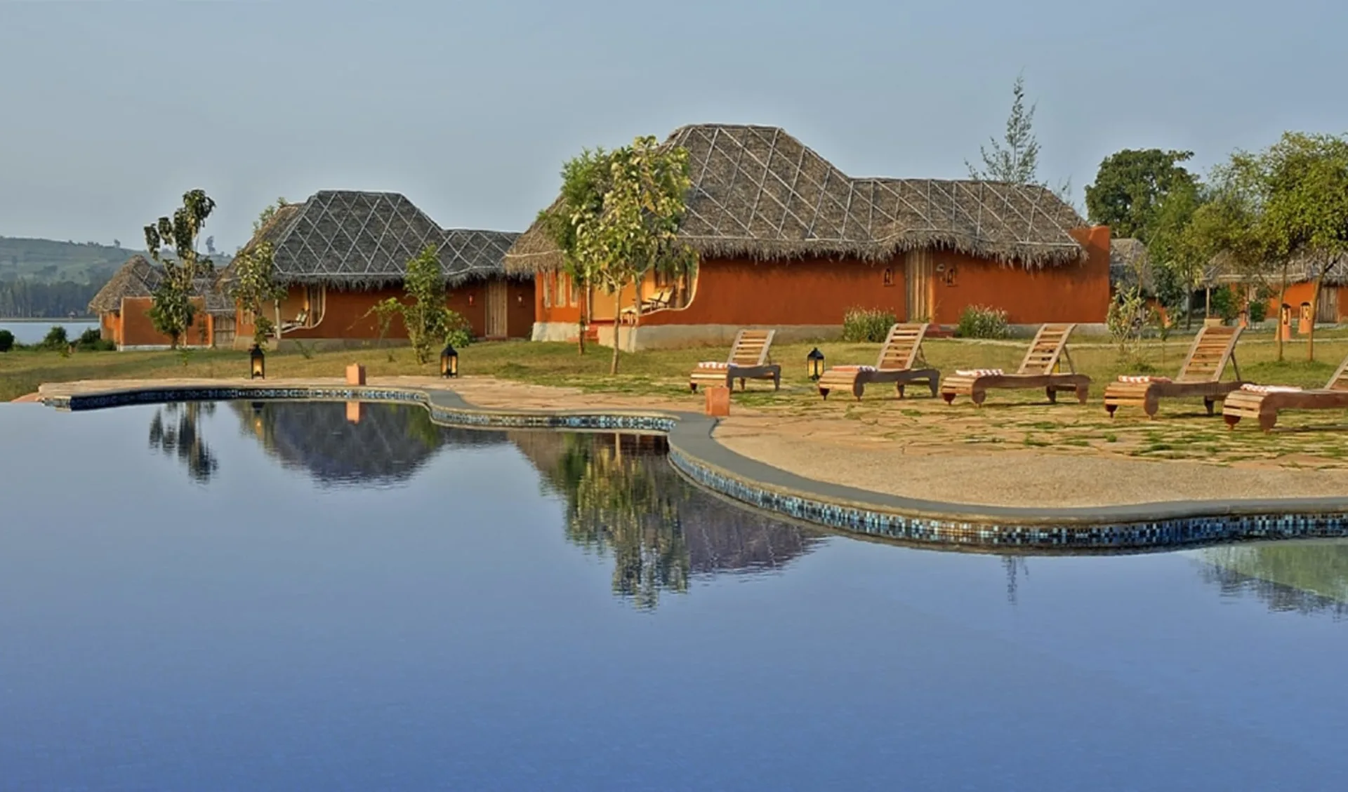 Evolve Back Kuruba Safari Lodge in Nagarhole Nationalpark: Pool Huts & Pool Evolve Back Kuruba Safari Lodge in Nagarhole Nationalpark: Pool Huts & Pool