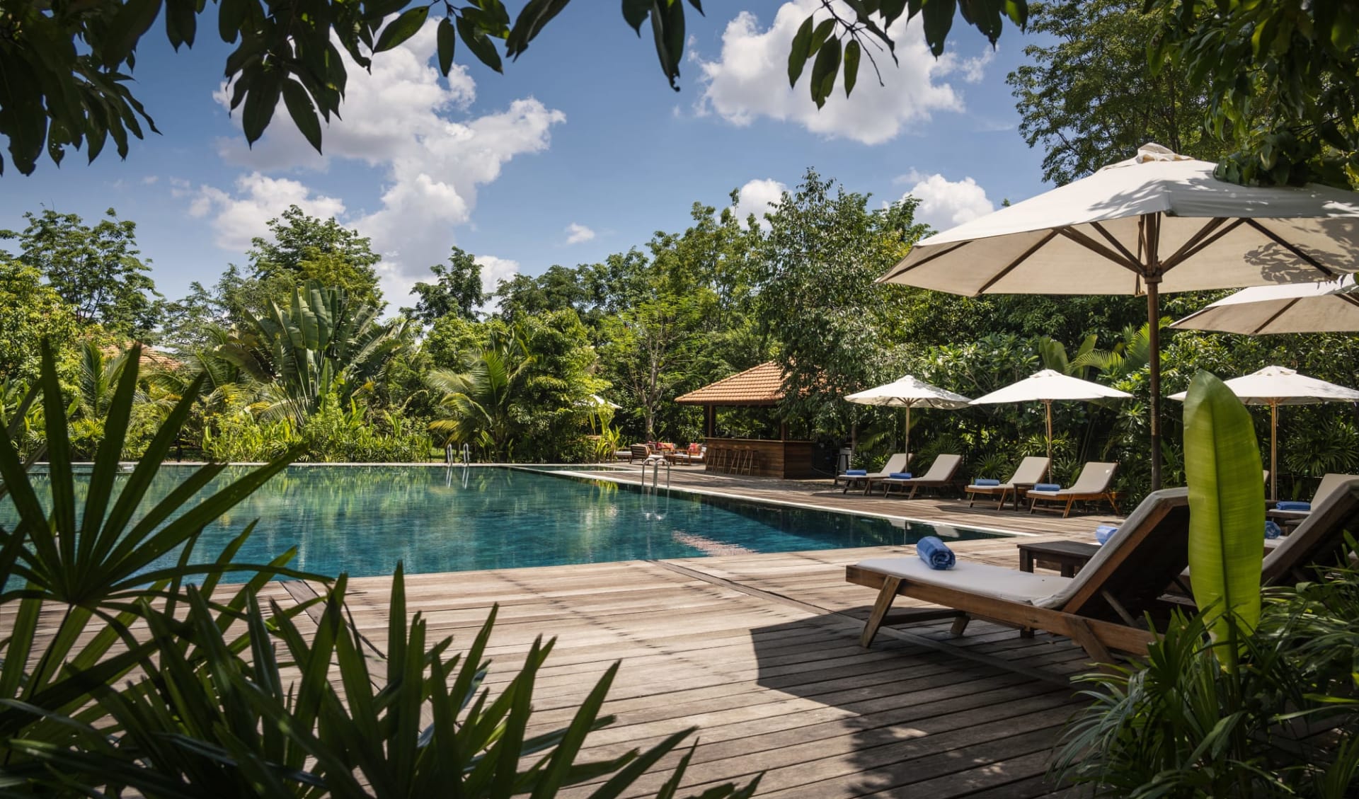 Farmhouse Resort & Spa - Smiling Gecko Sozialprojekt ab Phnom Penh: pool: Pool Sunchairs Farmhouse Resort & Spa - Smiling Gecko Sozialprojekt ab Phnom Penh: pool: Pool Sunchairs