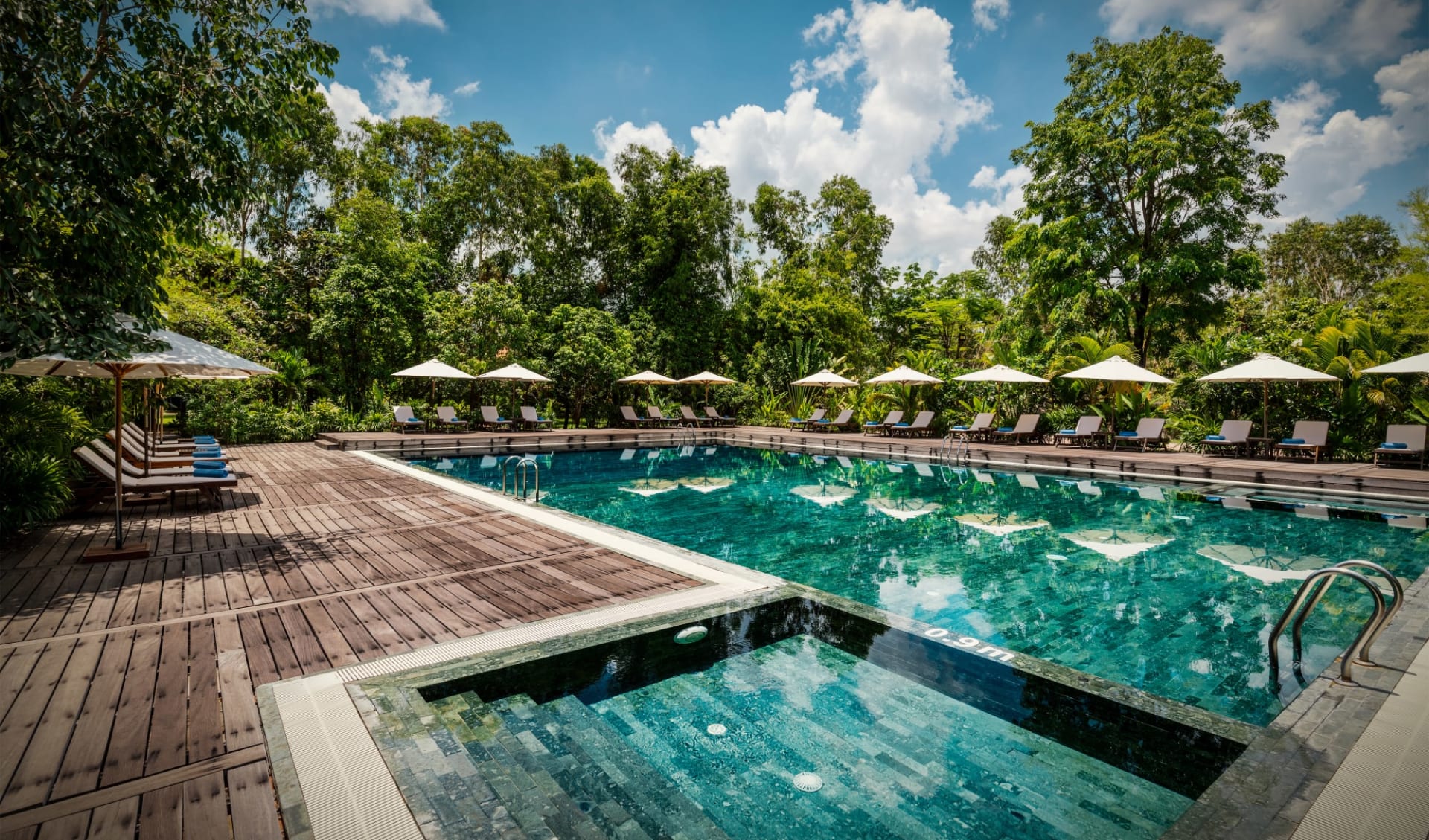 Grenzenlose Faszination ab Siem Reap: pool: Pool Sunchairs Grenzenlose Faszination ab Siem Reap: pool: Pool Sunchairs