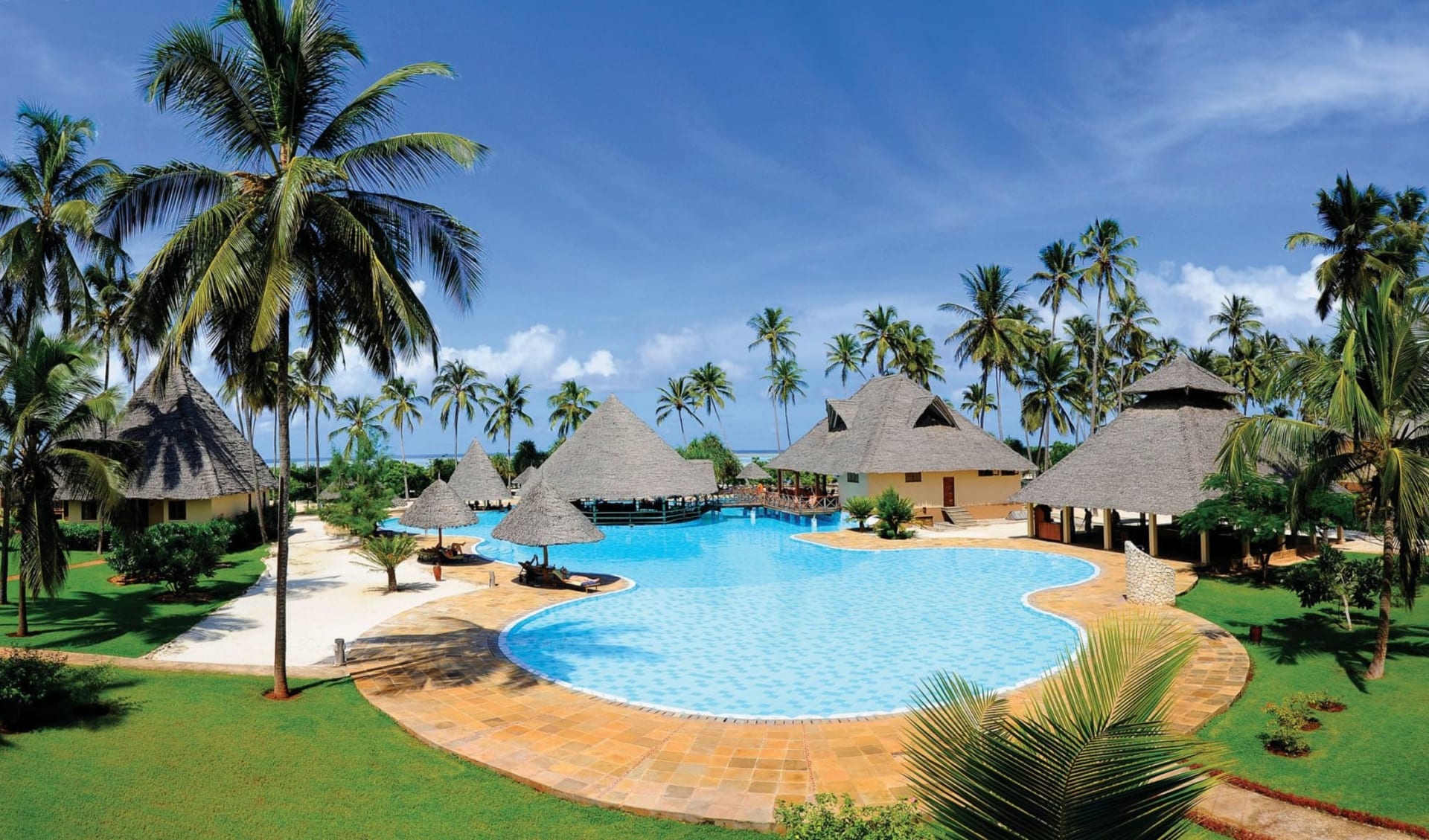 Neptune Pwani Beach Resort & Spa in Zanzibar Ostküste: Pwani Main Pool Neptune Pwani Beach Resort & Spa in Zanzibar Ostküste: Pwani Main Pool