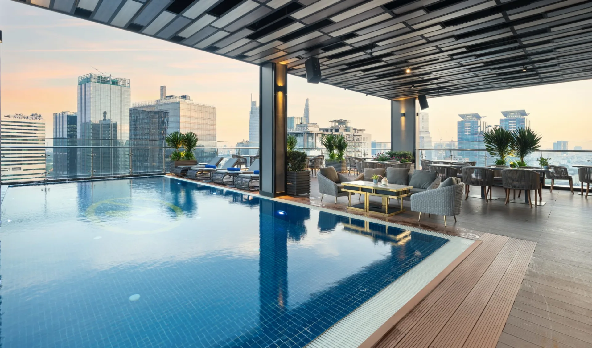 Northern Charm Hotel in Saigon: Rooftop Pool Northern Charm Hotel in Saigon: Rooftop Pool