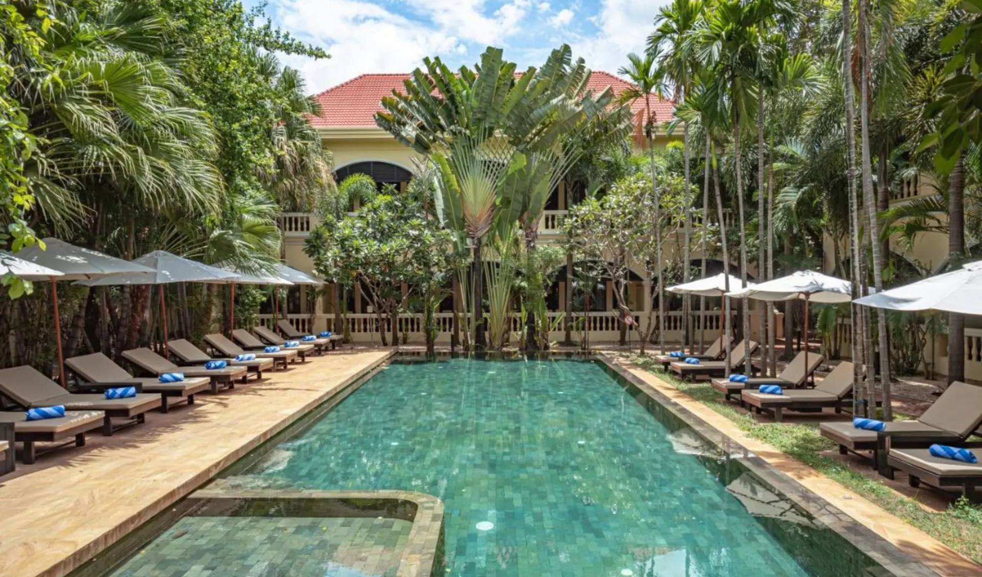 Pavillon d'Orient in Siem Reap:  Swimming pool day time
