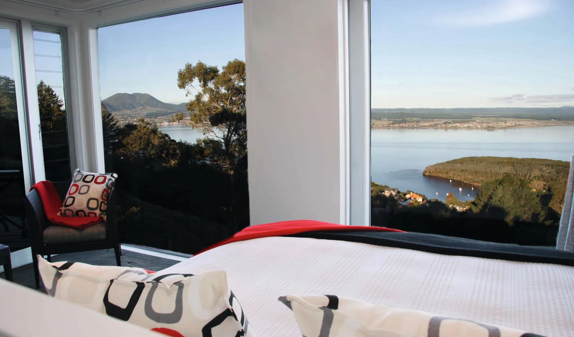 Acacia Cliffs Lodge in Taupo: Acacia Cliffs Lodge Taupo Neuseeland - Zimmer mit Blick auf den Lake Taupo Acacia Cliffs Lodge in Taupo: Acacia Cliffs Lodge Taupo Neuseeland - Zimmer mit Blick auf den Lake Taupo
