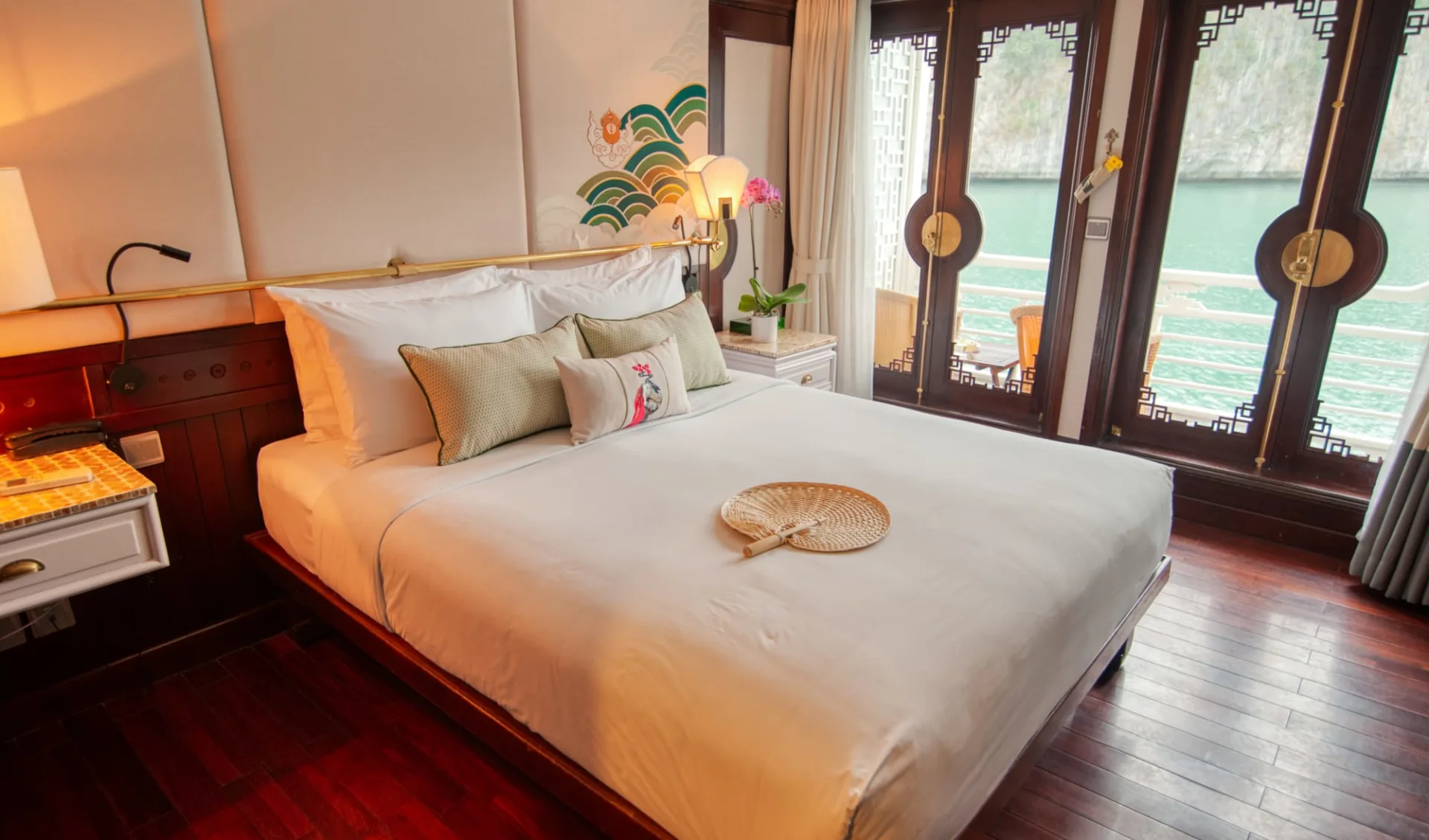 Halong Bucht Kreuzfahrten mit «The Au Co» ab Hanoi: room: Deluxe & Executive Cabin | Double Bed Halong Bucht Kreuzfahrten mit «The Au Co» ab Hanoi: room: Deluxe & Executive Cabin | Double Bed
