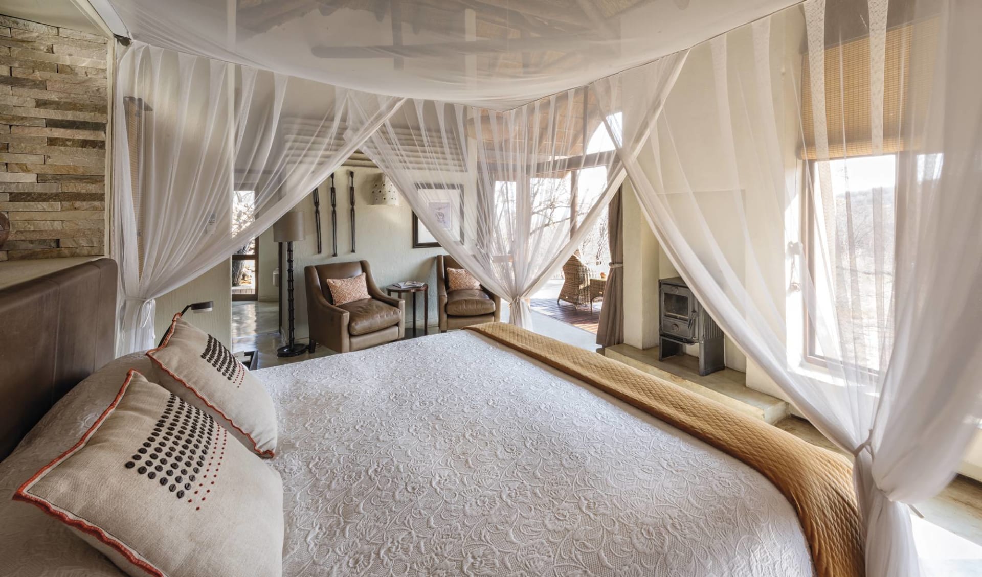Impodimo Game Lodge in Madikwe Game Reserve: Impodimo Game Lodge - zimmer mit Bett und Feuerstelle Impodimo Game Lodge in Madikwe Game Reserve: Impodimo Game Lodge - zimmer mit Bett und Feuerstelle