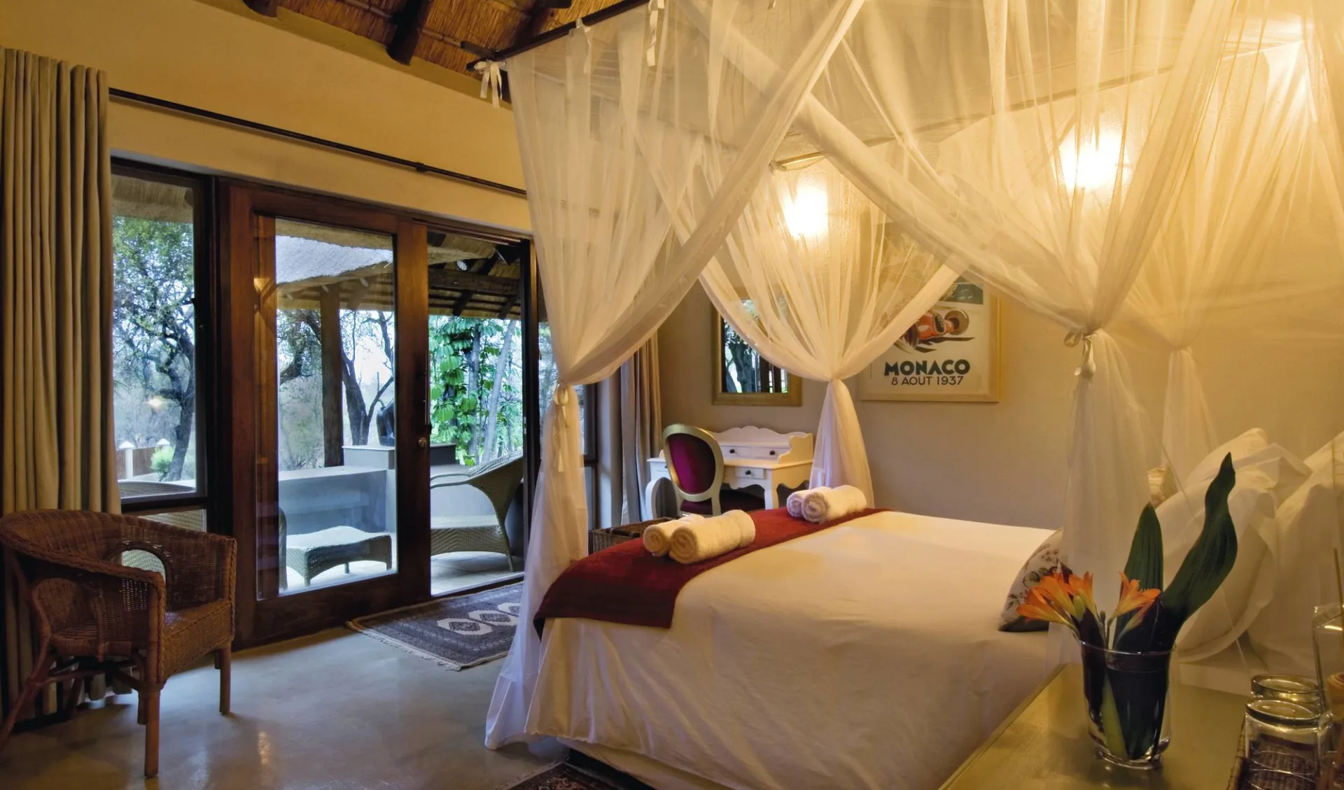 Khaya Ndlovu Manor House in Hoedspruit: Khaya Ndlovu - Zimmer mit Bett und Moskitonetz Khaya Ndlovu Manor House in Hoedspruit: Khaya Ndlovu - Zimmer mit Bett und Moskitonetz