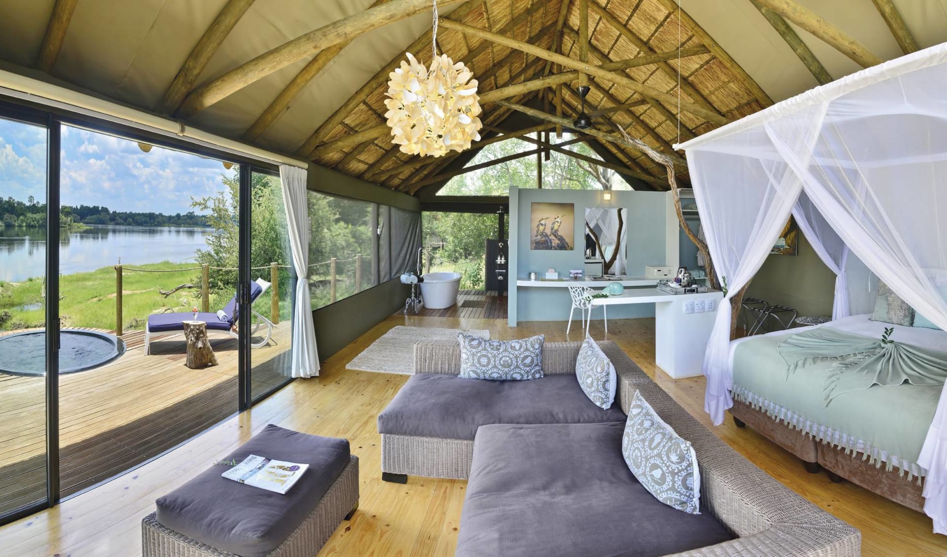 Victoria Falls River Lodge:  Victoria Falls River Lodge - Schlafzimmer mit Bett und Planschpool und Aussicht auf Zambezi