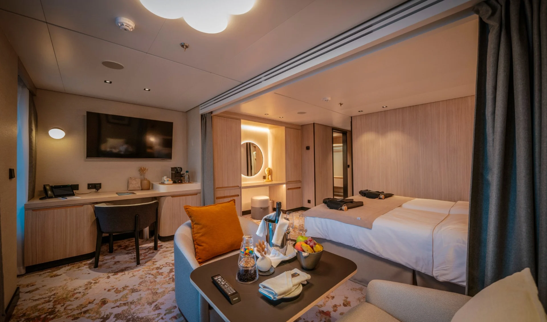 Suite mit Wohnbereich an Bord eines Expeditionsschiffs von Swan Hellenic Suite mit Wohnbereich an Bord eines Expeditionsschiffs von Swan Hellenic