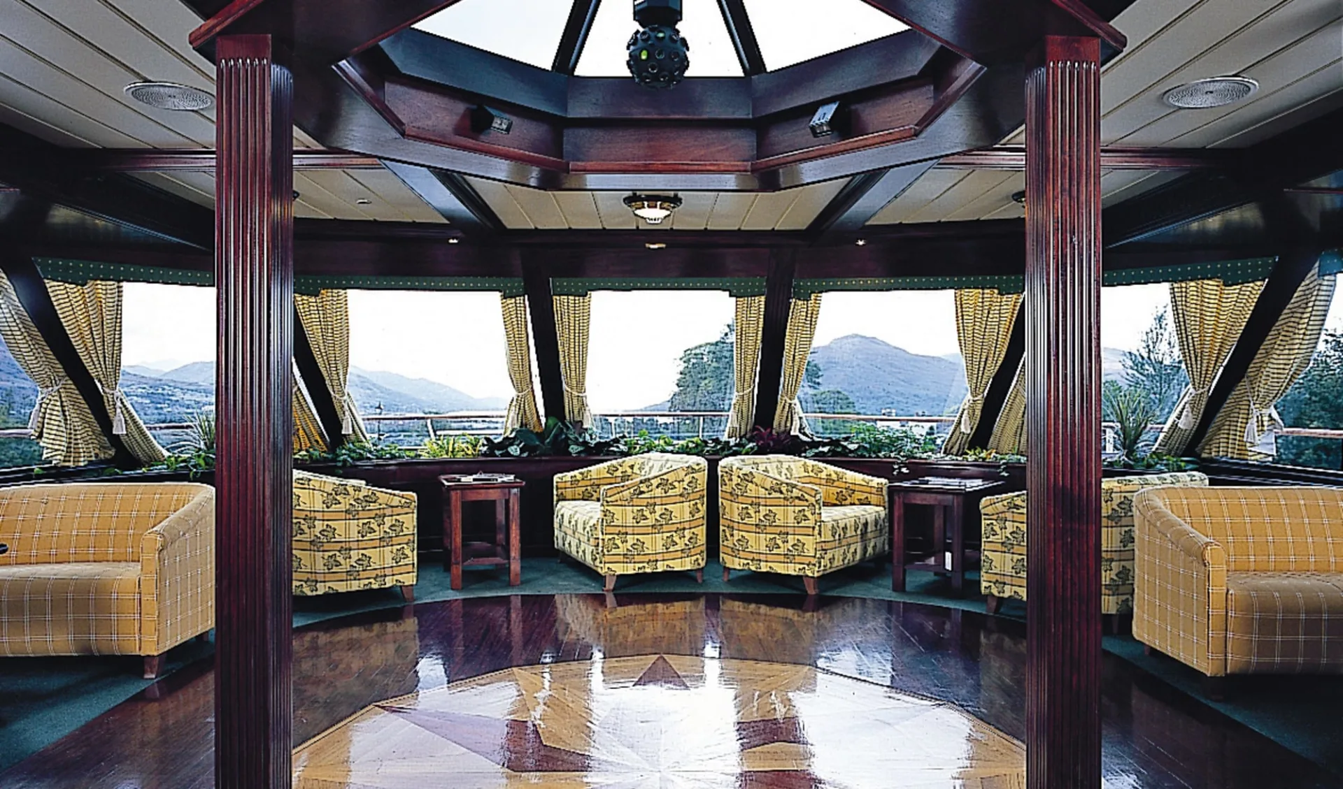MS Lord of the Glens, Schiffsreise ins Herz der Highlands ab Edinburgh: Schottland_Lord_Glens_Schiff_Piano_Lounge_Unbekant