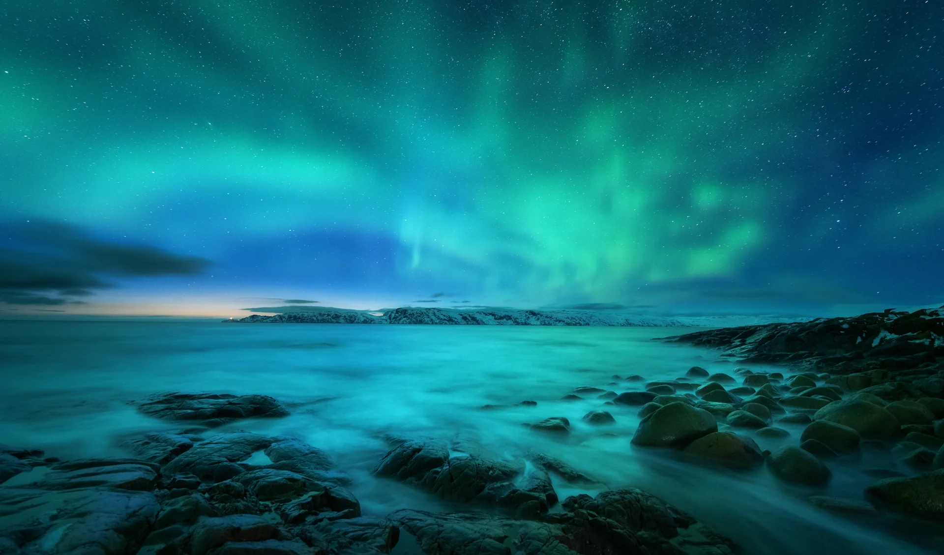 Aurora borealis über Felsstrand und Ozean, Island Aurora borealis über Felsstrand und Ozean, Island