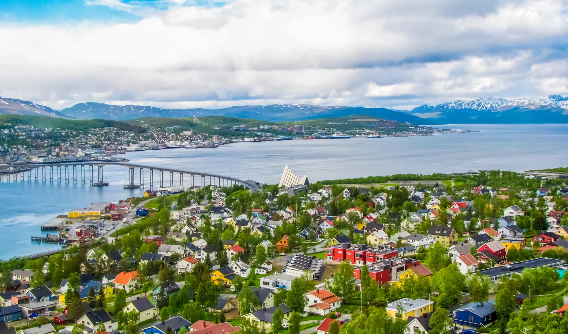 Scandic Ishavshotel in Tromsö: Sommeransicht von Tromso, Norwegen Scandic Ishavshotel in Tromsö: Sommeransicht von Tromso, Norwegen