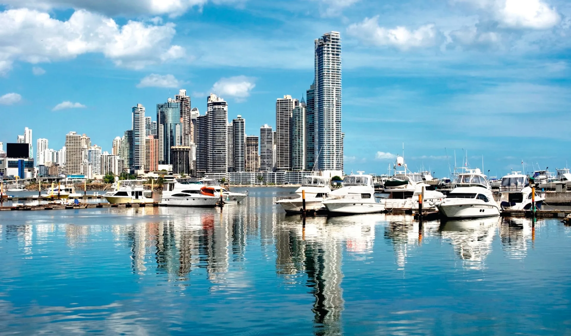 Panama - Costa Rica ab Panama City: Stadt Panama City - Skyline mit Yachhaften c shutterstock Panama - Costa Rica ab Panama City: Stadt Panama City - Skyline mit Yachhaften c shutterstock