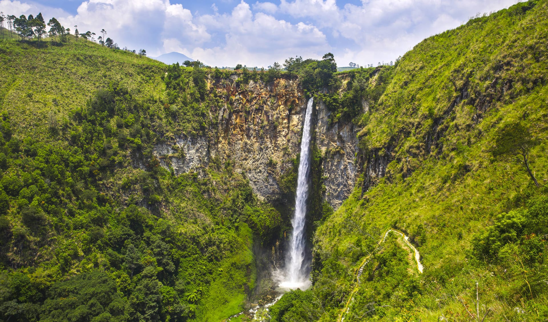 Sumatra Überlandreise ab Medan: Sumatra Sipiso-piso waterfall Sumatra Überlandreise ab Medan: Sumatra Sipiso-piso waterfall