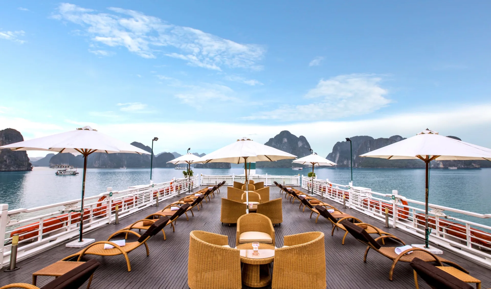 Halong Bucht Kreuzfahrten mit «The Au Co» ab Hanoi: Sundeck - 1 Halong Bucht Kreuzfahrten mit «The Au Co» ab Hanoi: Sundeck - 1