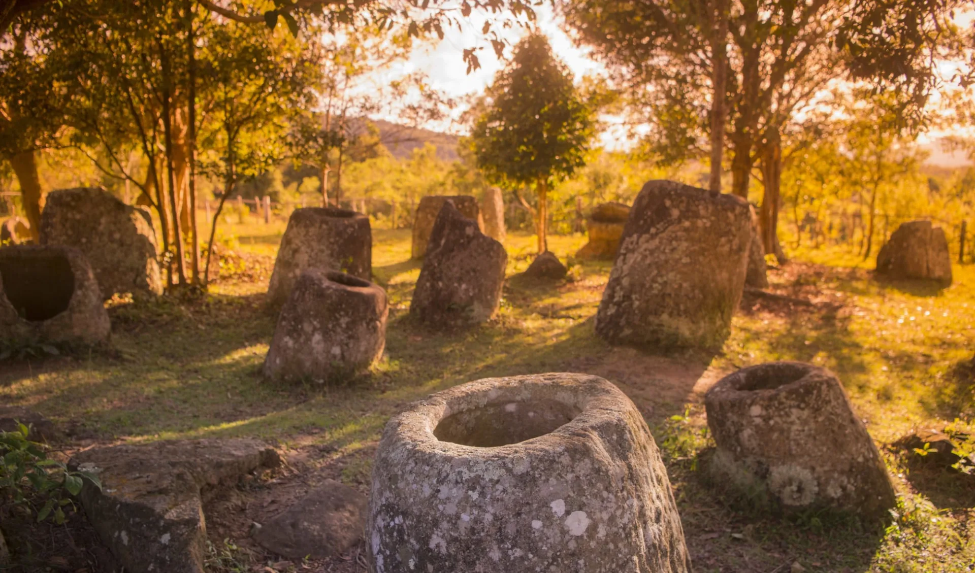 Ebene der Tonkrüge ab Vientiane: The plain of jars site 3 in the morning Ebene der Tonkrüge ab Vientiane: The plain of jars site 3 in the morning