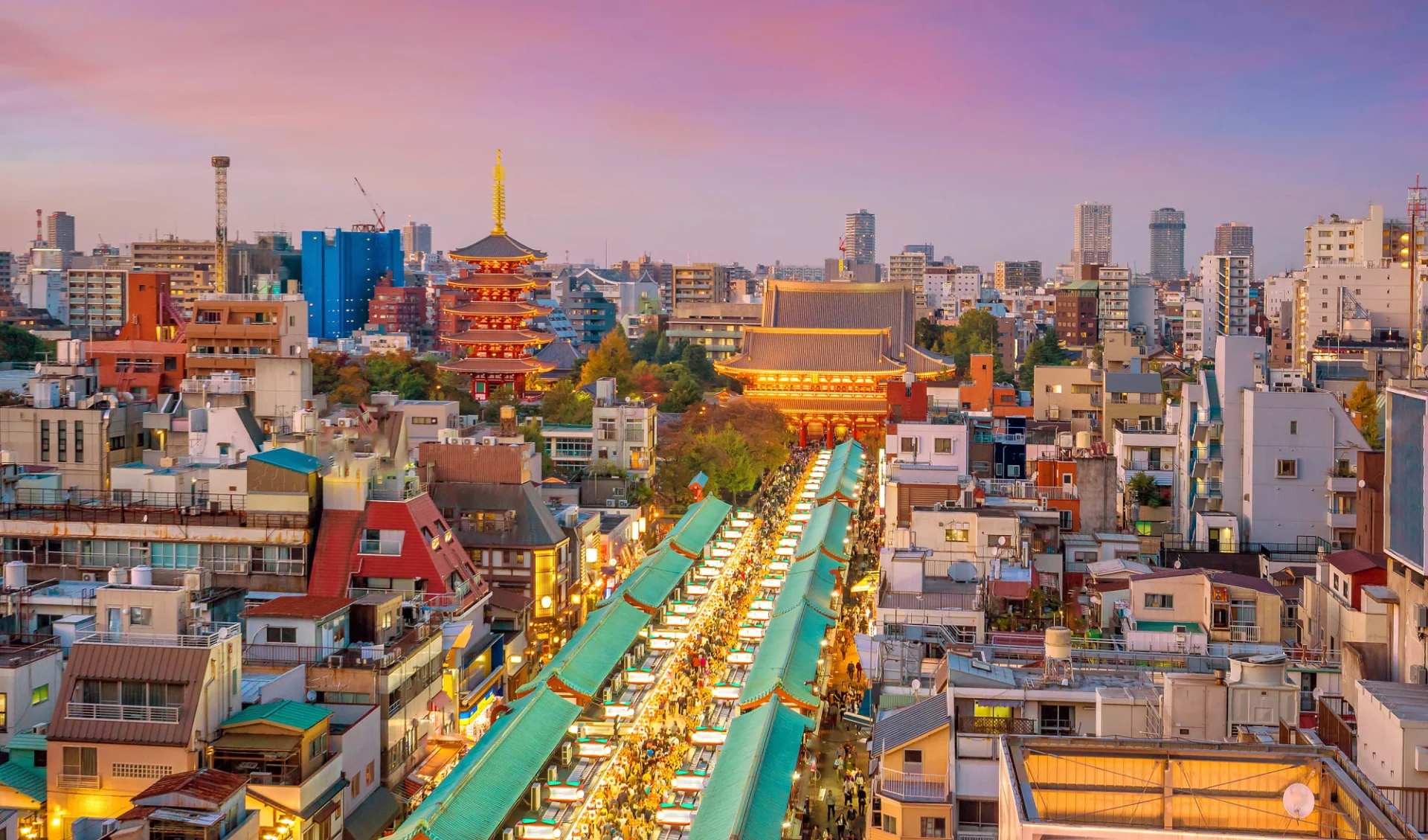 Höhepunkte Japans ab Tokio: Tokyo Top view of Asakusa area at sunset Höhepunkte Japans ab Tokio: Tokyo Top view of Asakusa area at sunset