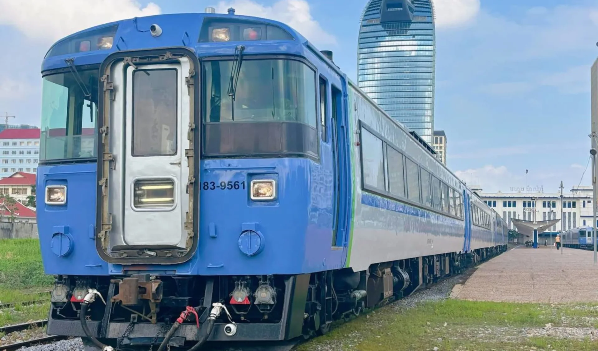 Pfeffriges Kampot ab Phnom Penh: Train leaving Phnom Penh
