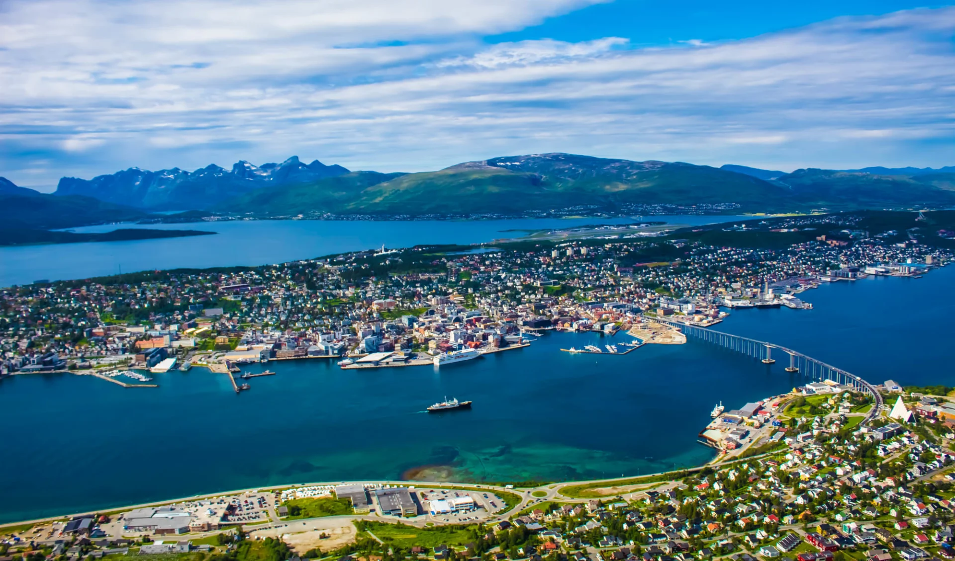Clarion Edge in Tromsö: Tromso Stadt Norwegen mit der Brücke