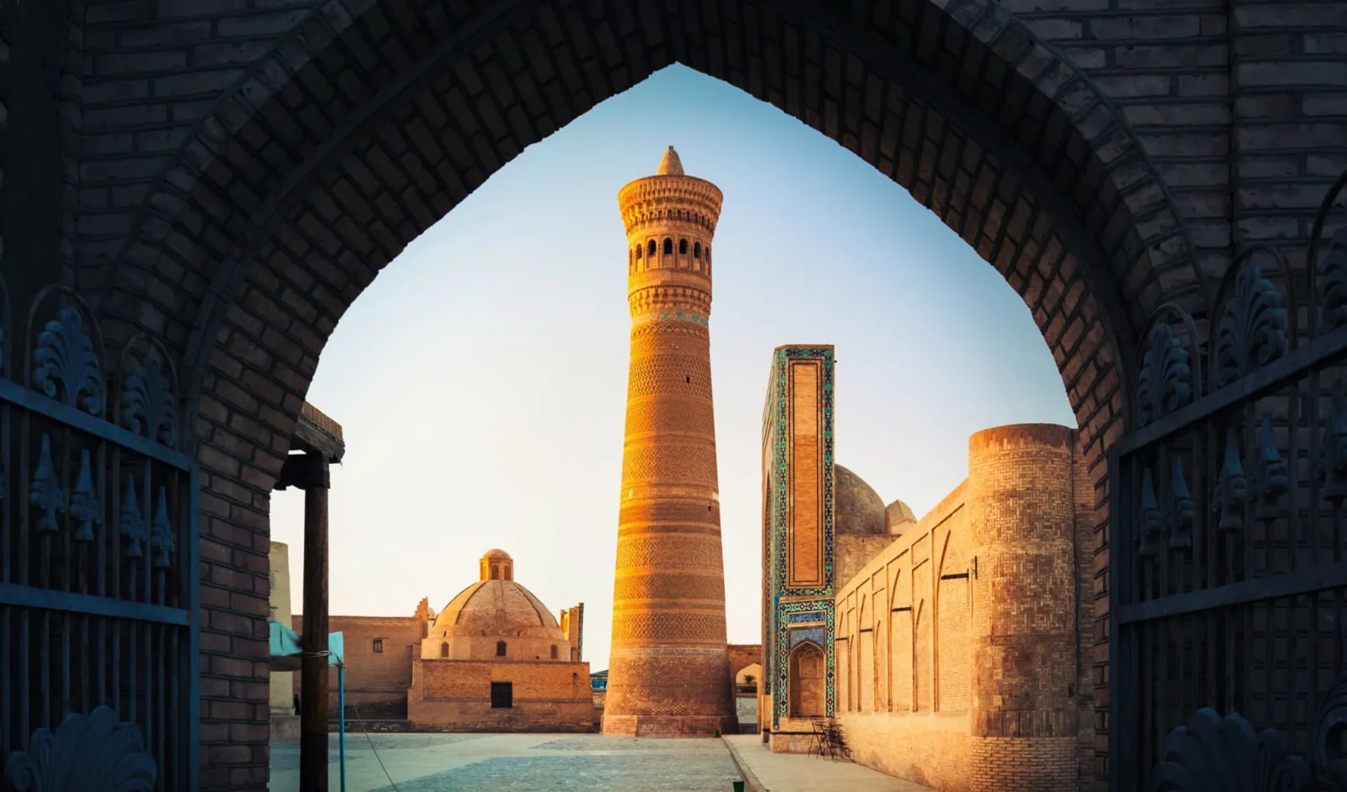 Legenden der Seidenstrasse ab Taschkent: Usbekistan_Buchara_Kalon_Minarett_Moschee_shutterstock_524042716_DudarevMikhail Legenden der Seidenstrasse ab Taschkent: Usbekistan_Buchara_Kalon_Minarett_Moschee_shutterstock_524042716_DudarevMikhail